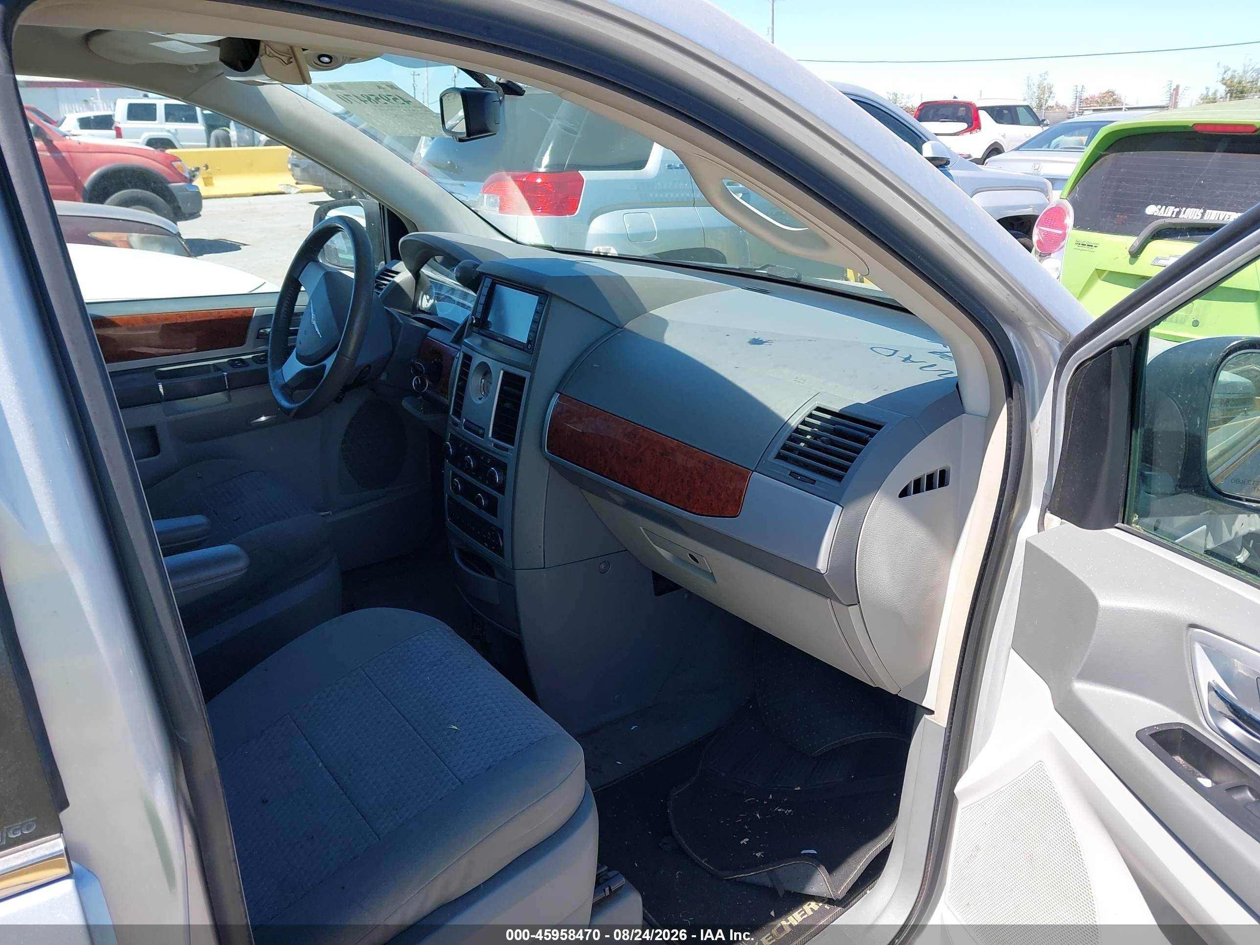 2009 Chrysler Town & Country Touring Silver vin: 2A8HR54179R533970