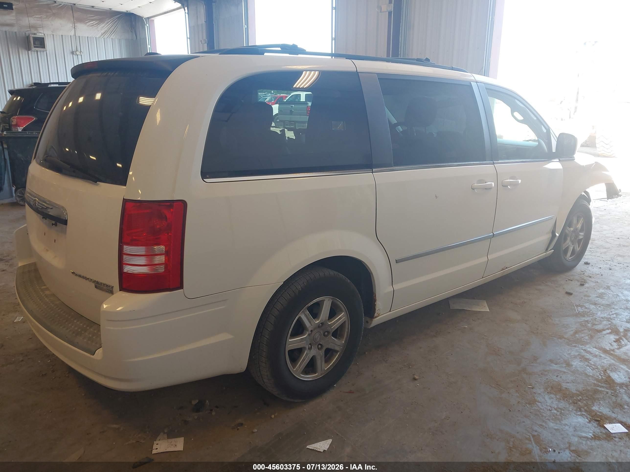 2009 Chrysler Town & Country Touring White vin: 2A8HR54179R614306