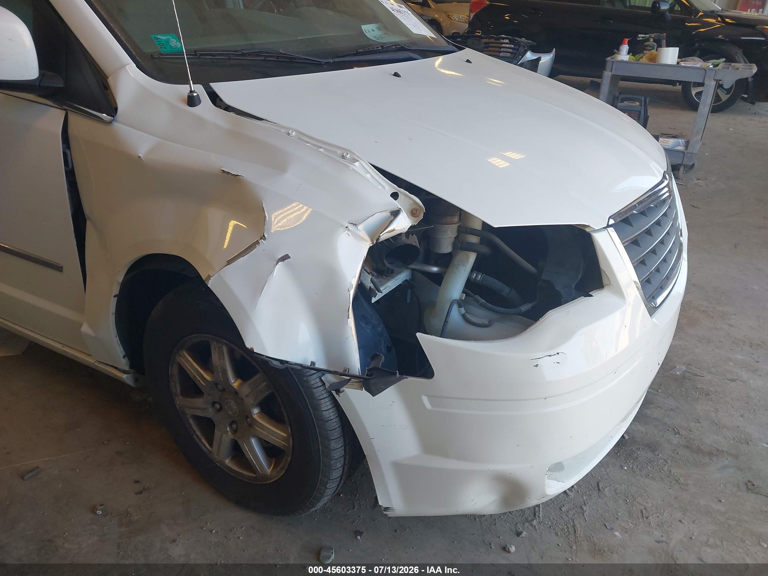 2009 Chrysler Town & Country Touring White vin: 2A8HR54179R614306