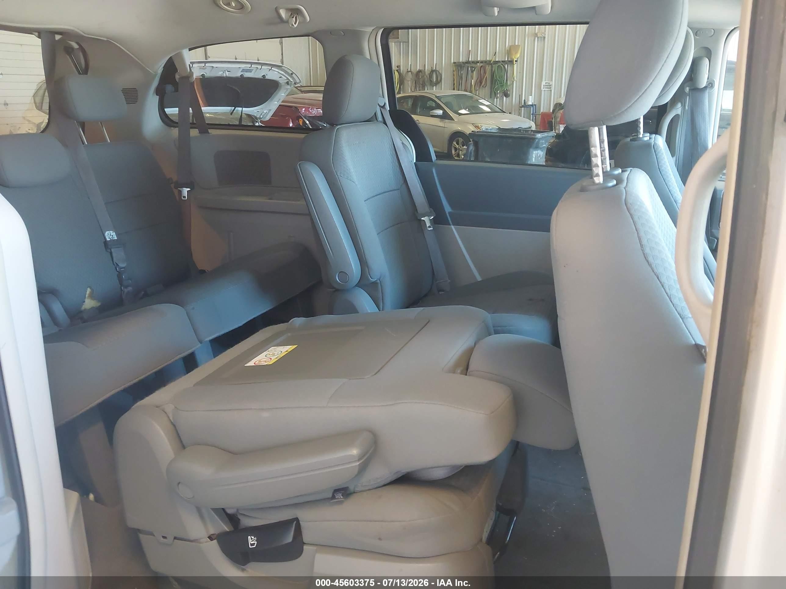 2009 Chrysler Town & Country Touring White vin: 2A8HR54179R614306