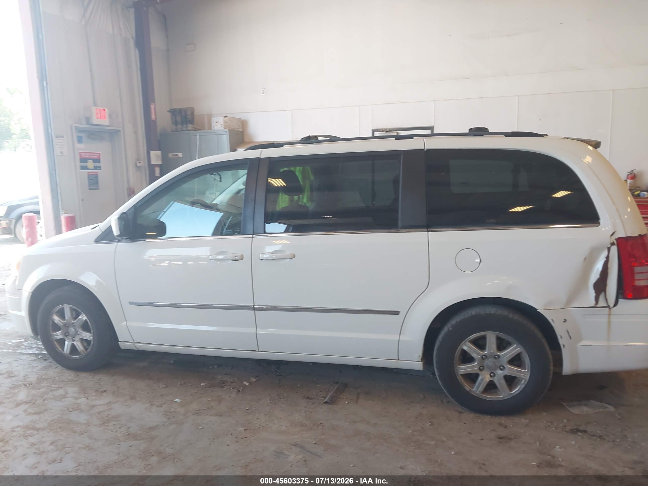 2009 Chrysler Town & Country Touring White vin: 2A8HR54179R614306