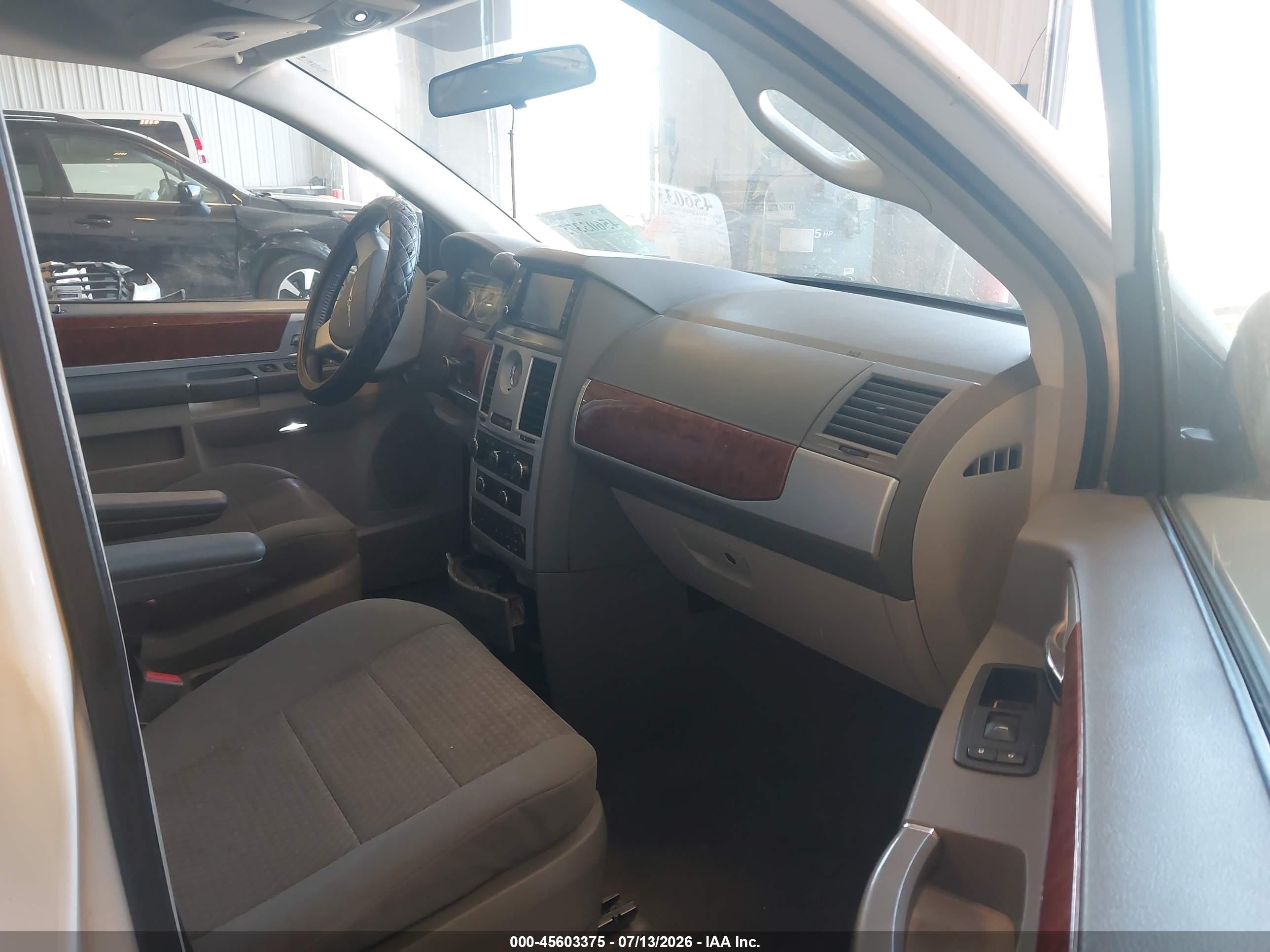 2009 Chrysler Town & Country Touring White vin: 2A8HR54179R614306