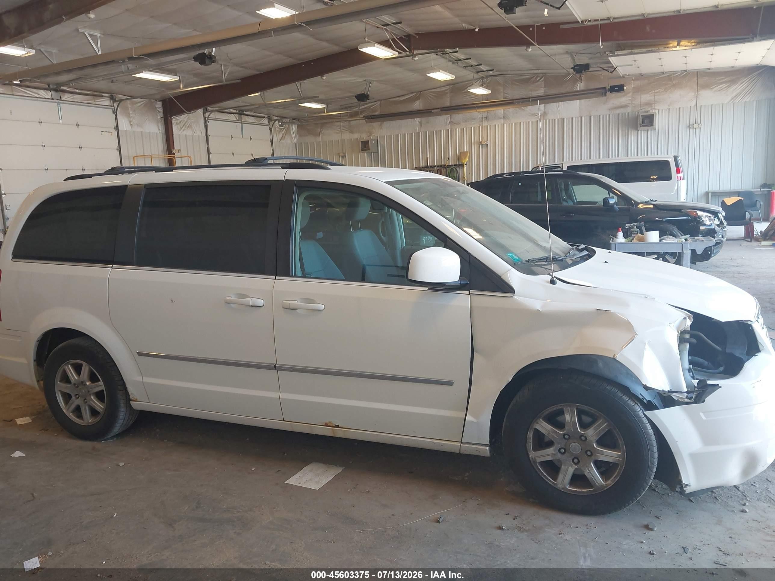 2009 Chrysler Town & Country Touring White vin: 2A8HR54179R614306