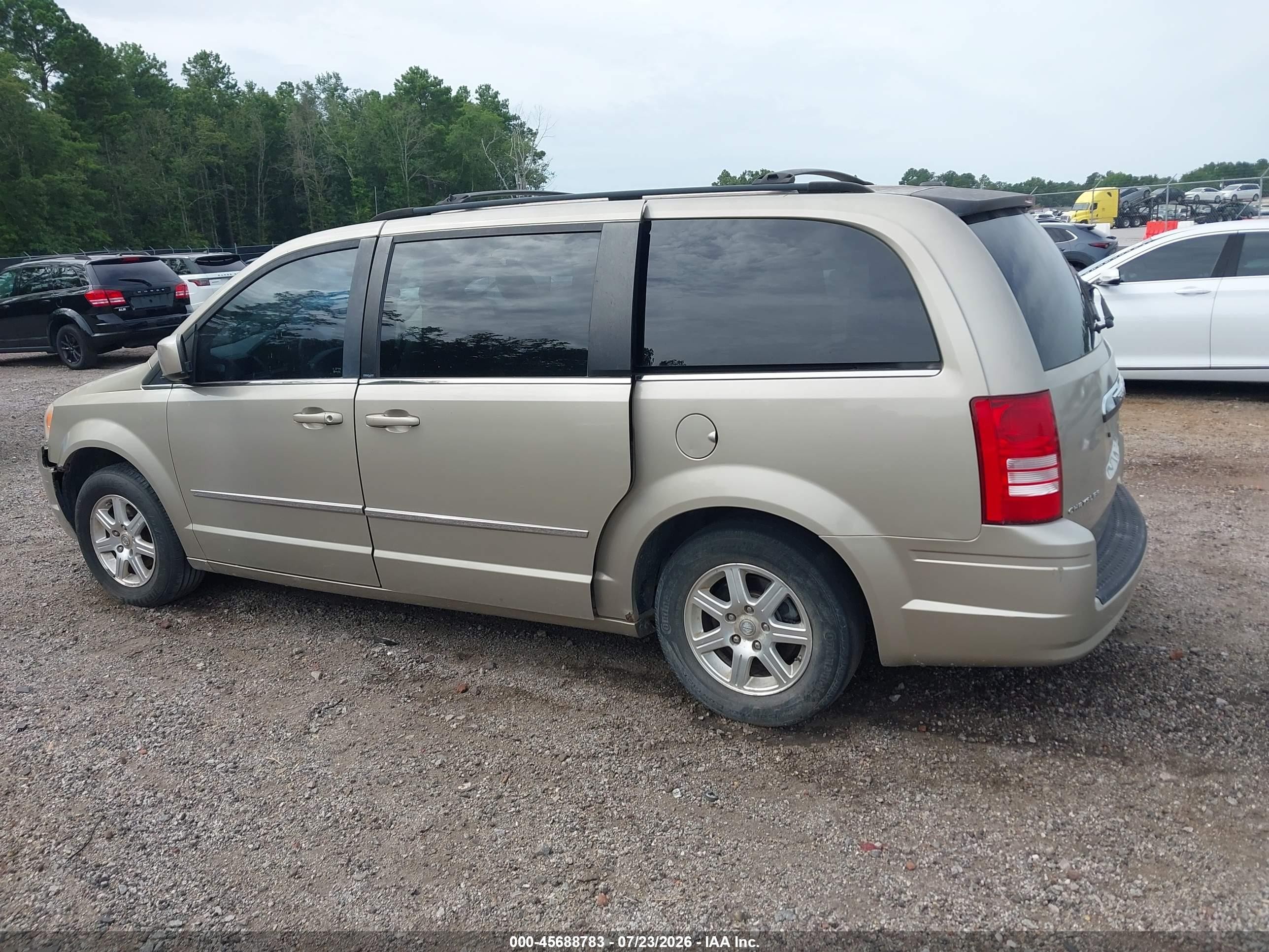 2009 Chrysler Town & Country Touring Золотой vin: 2A8HR54179R640033