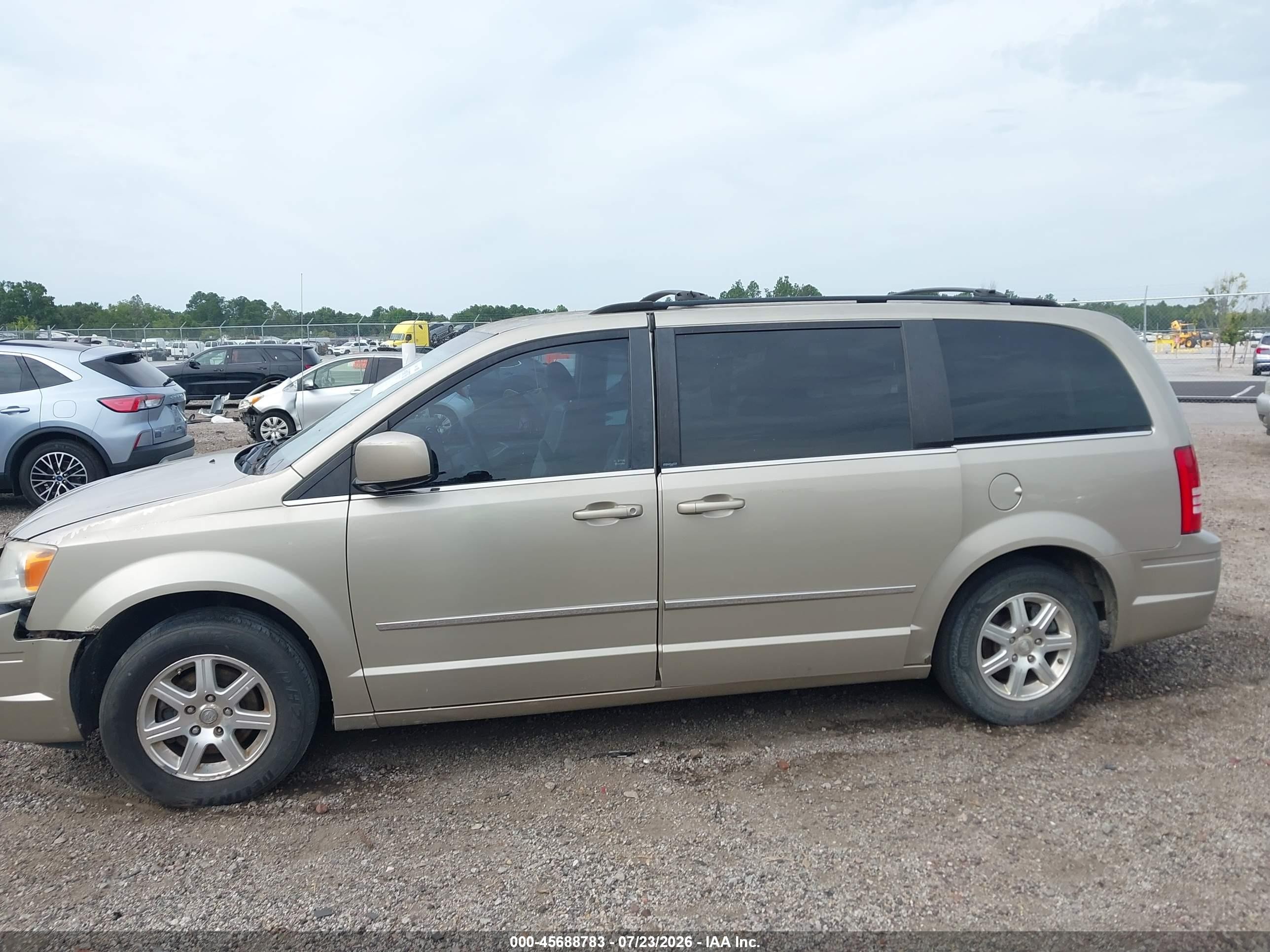 2009 Chrysler Town & Country Touring Золотой vin: 2A8HR54179R640033