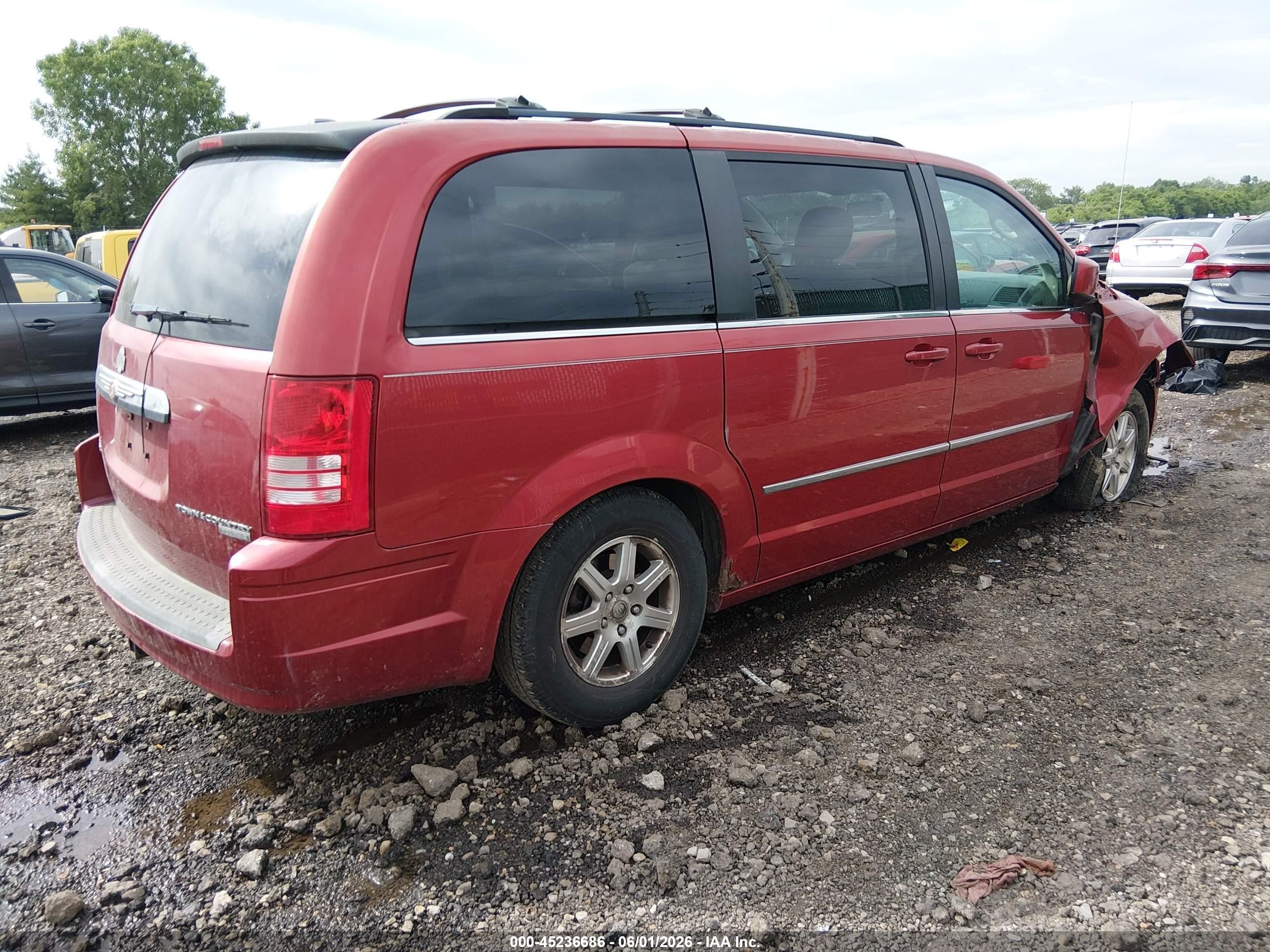 2009 Chrysler Town & Country Touring Red vin: 2A8HR54179R665210