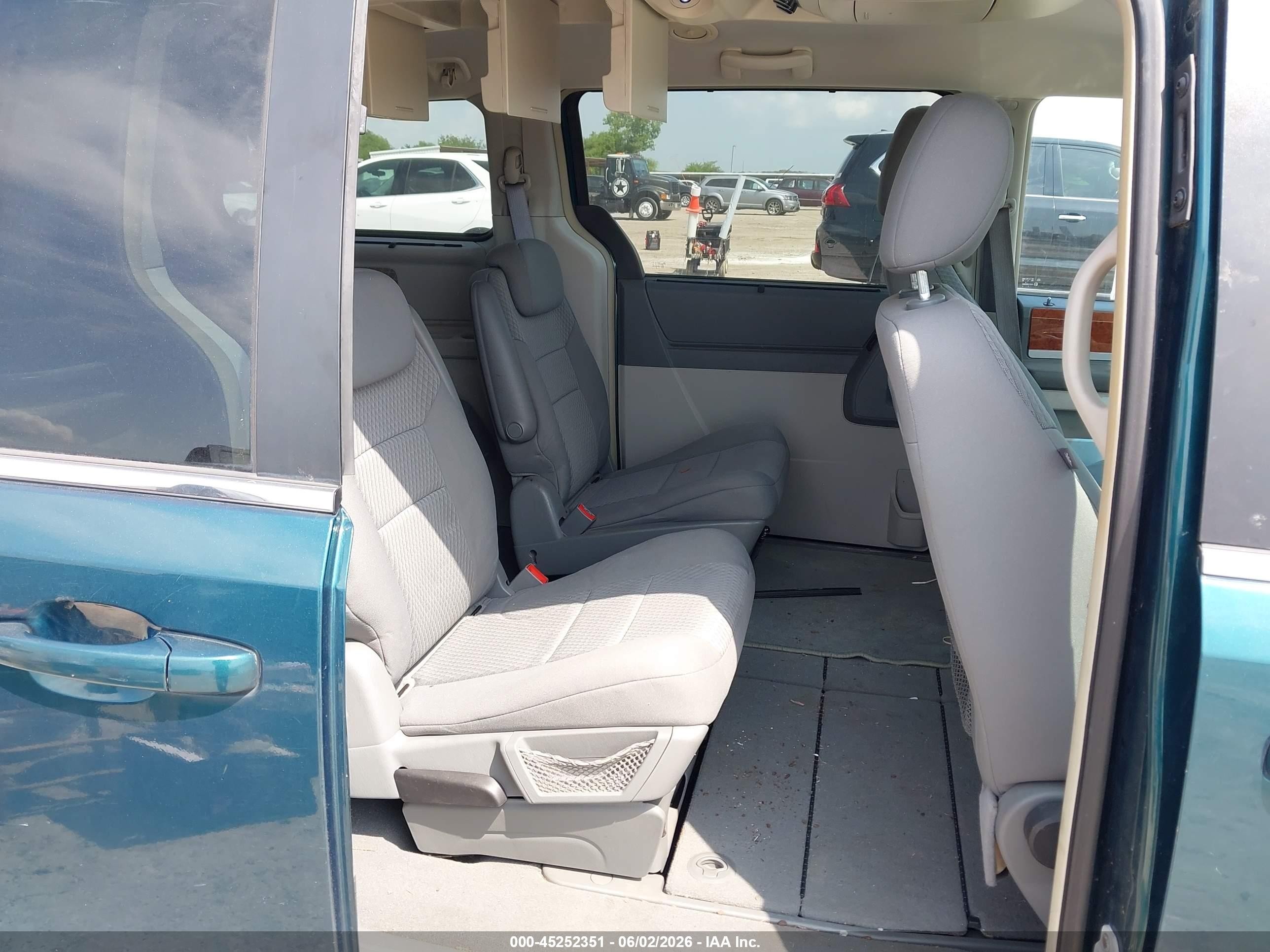 2009 Chrysler Town & Country Touring Green vin: 2A8HR54189R578061