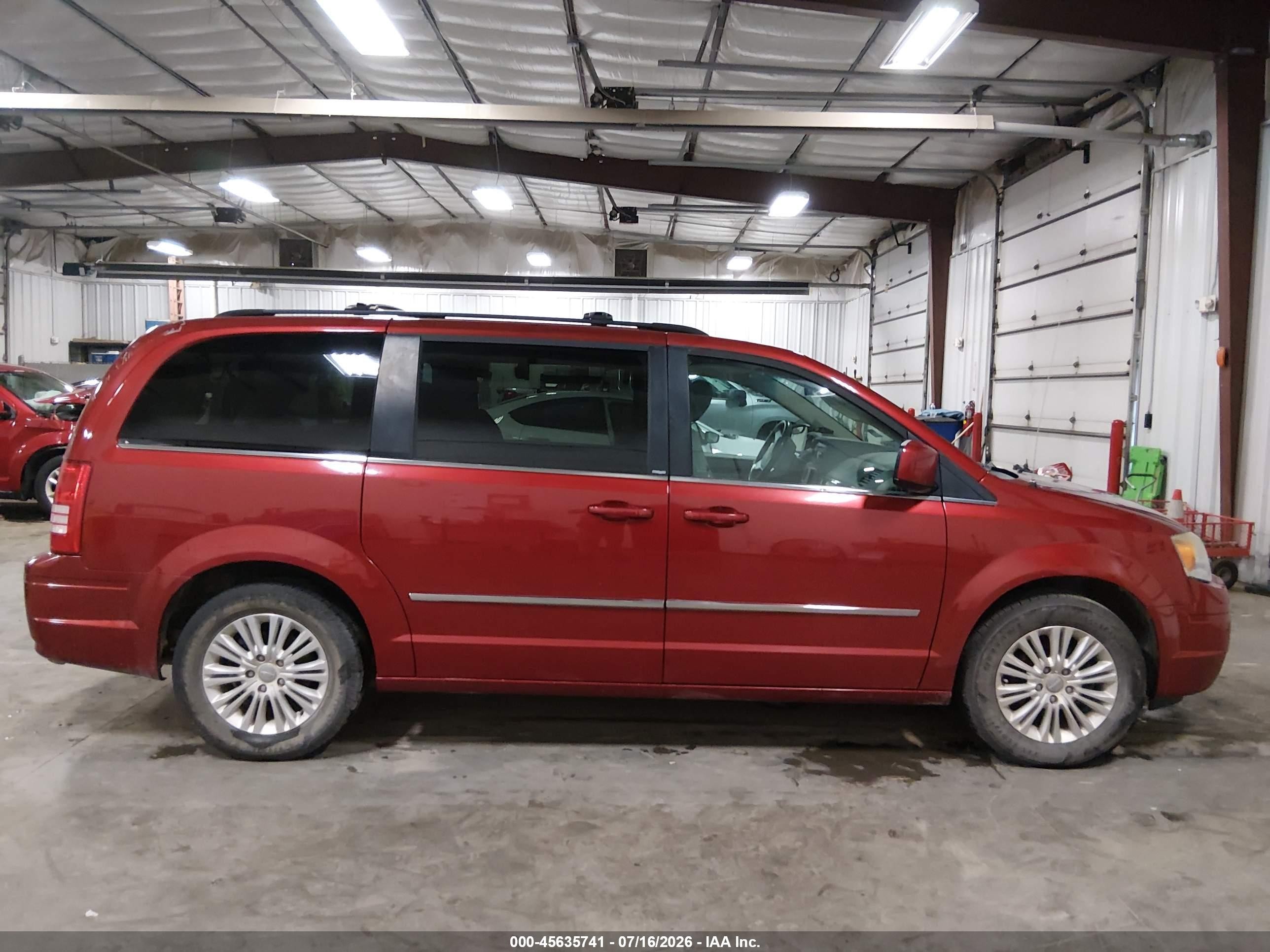 2009 Chrysler Town & Country Touring Красный vin: 2A8HR54189R637965