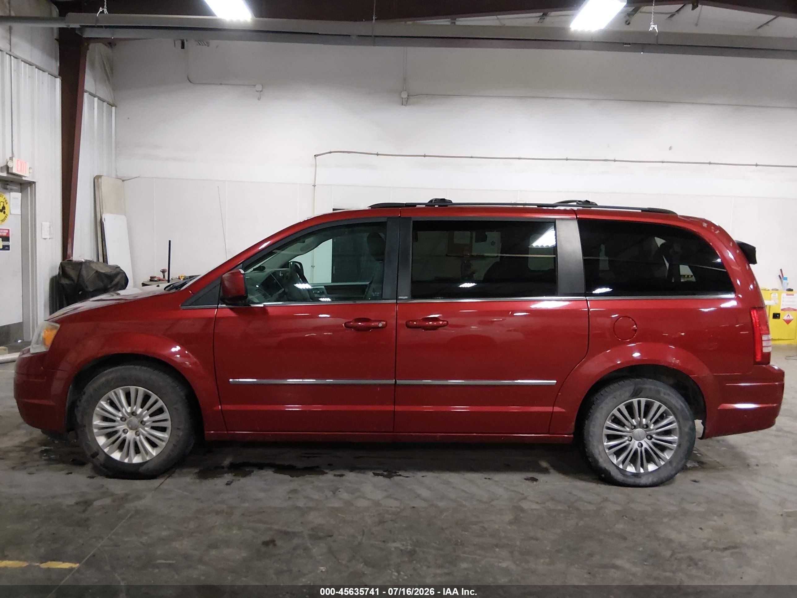 2009 Chrysler Town & Country Touring Красный vin: 2A8HR54189R637965