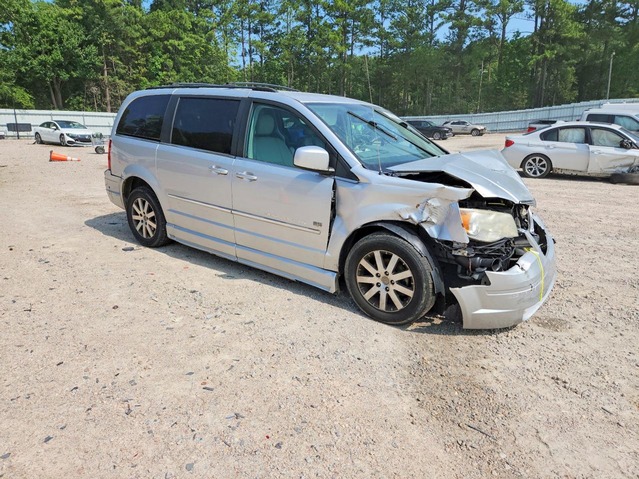2009 Chrysler Town & Country Touring Silver vin: 2A8HR54189R640350
