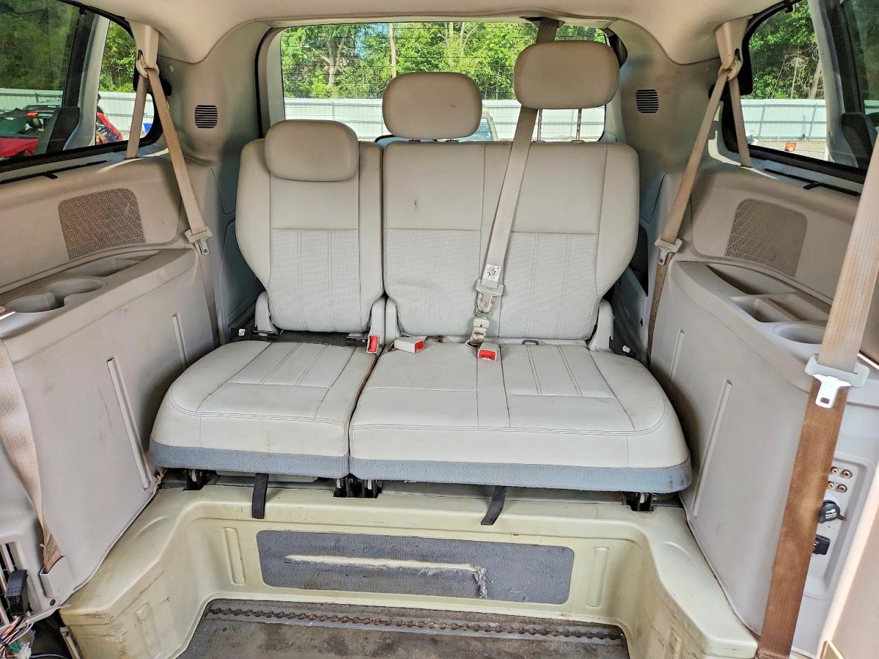 2009 Chrysler Town & Country Touring Silver vin: 2A8HR54189R640350