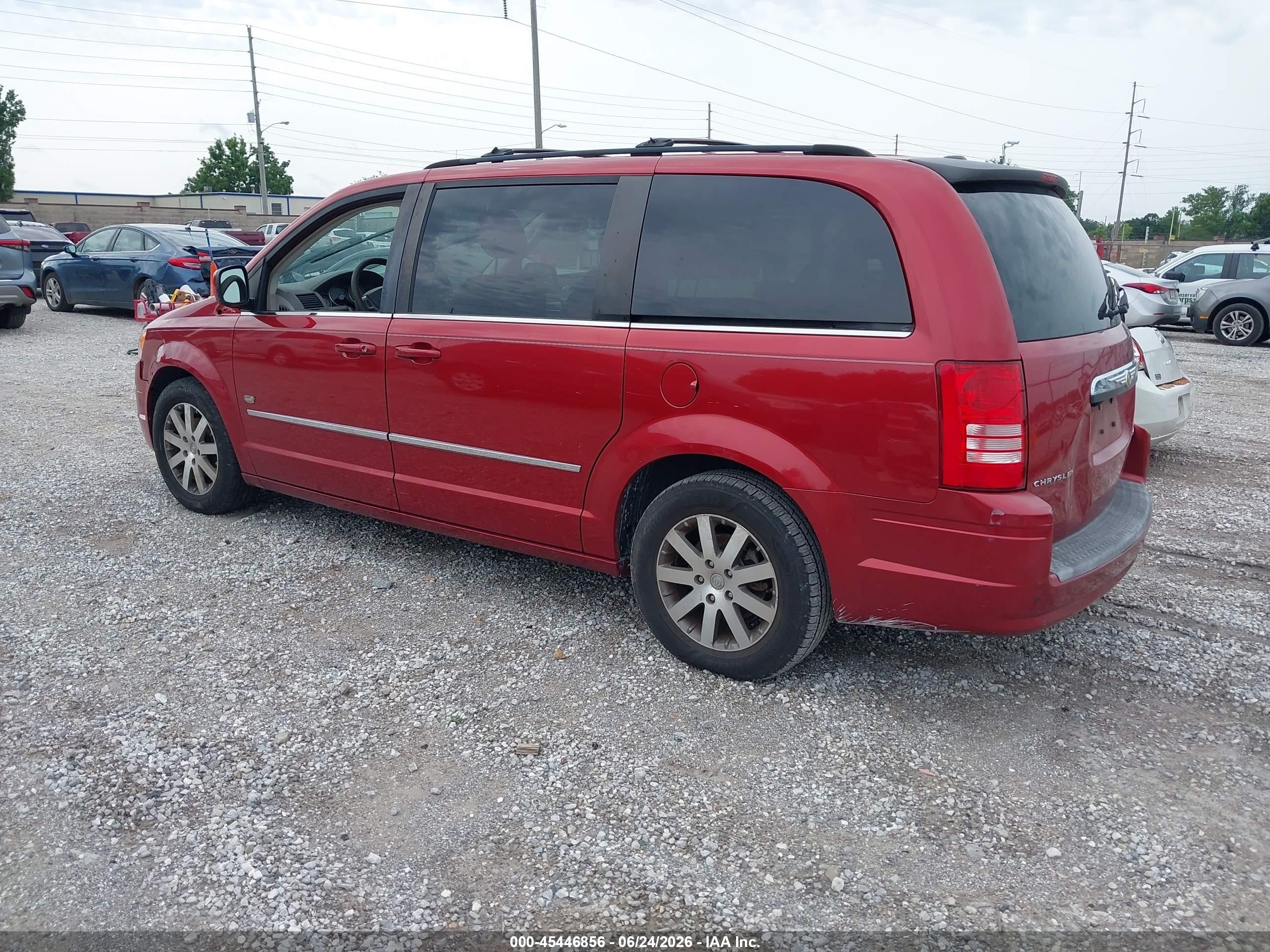 2009 Chrysler Town & Country Touring Red vin: 2A8HR54199R635335