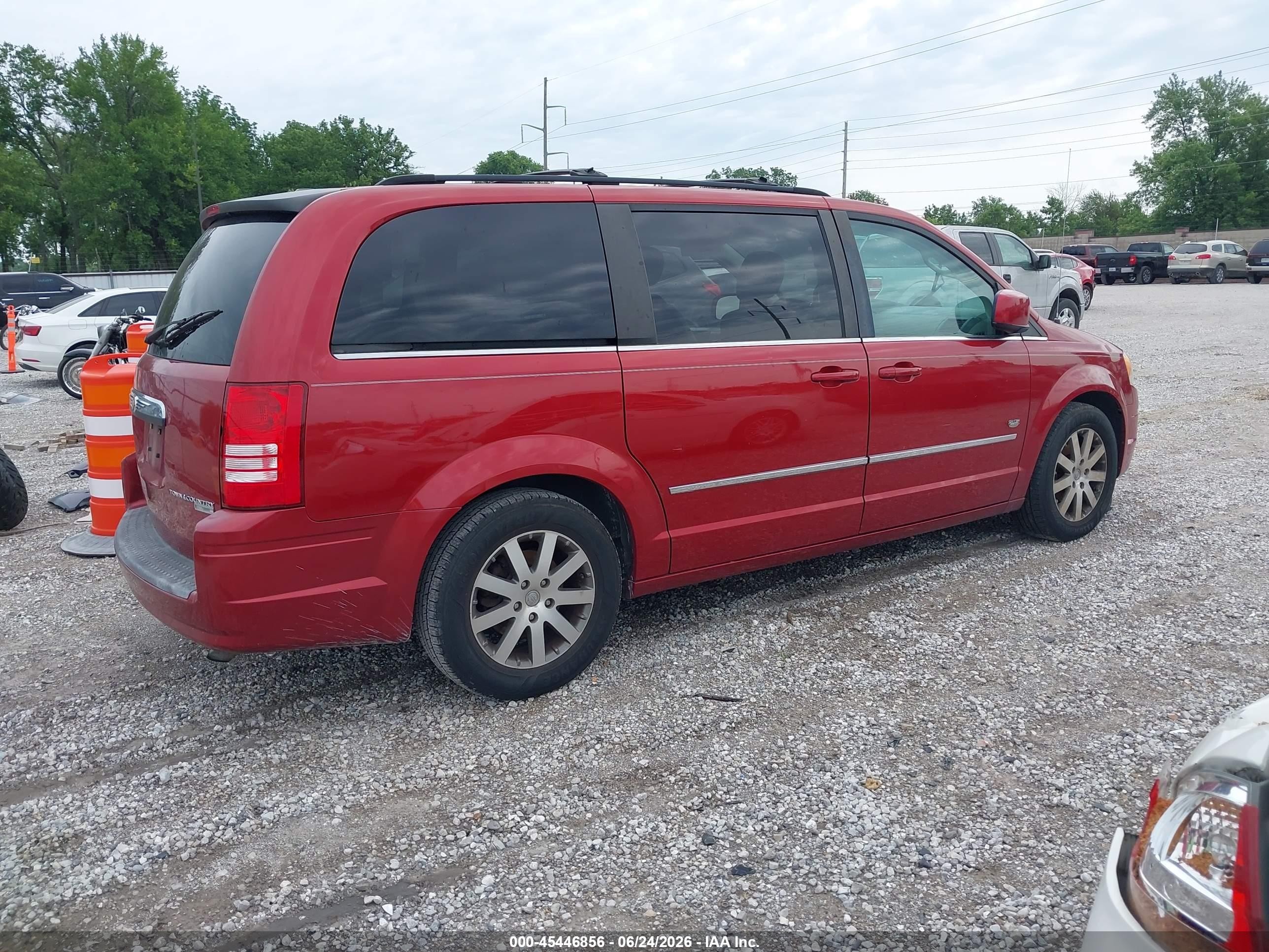 2009 Chrysler Town & Country Touring Red vin: 2A8HR54199R635335