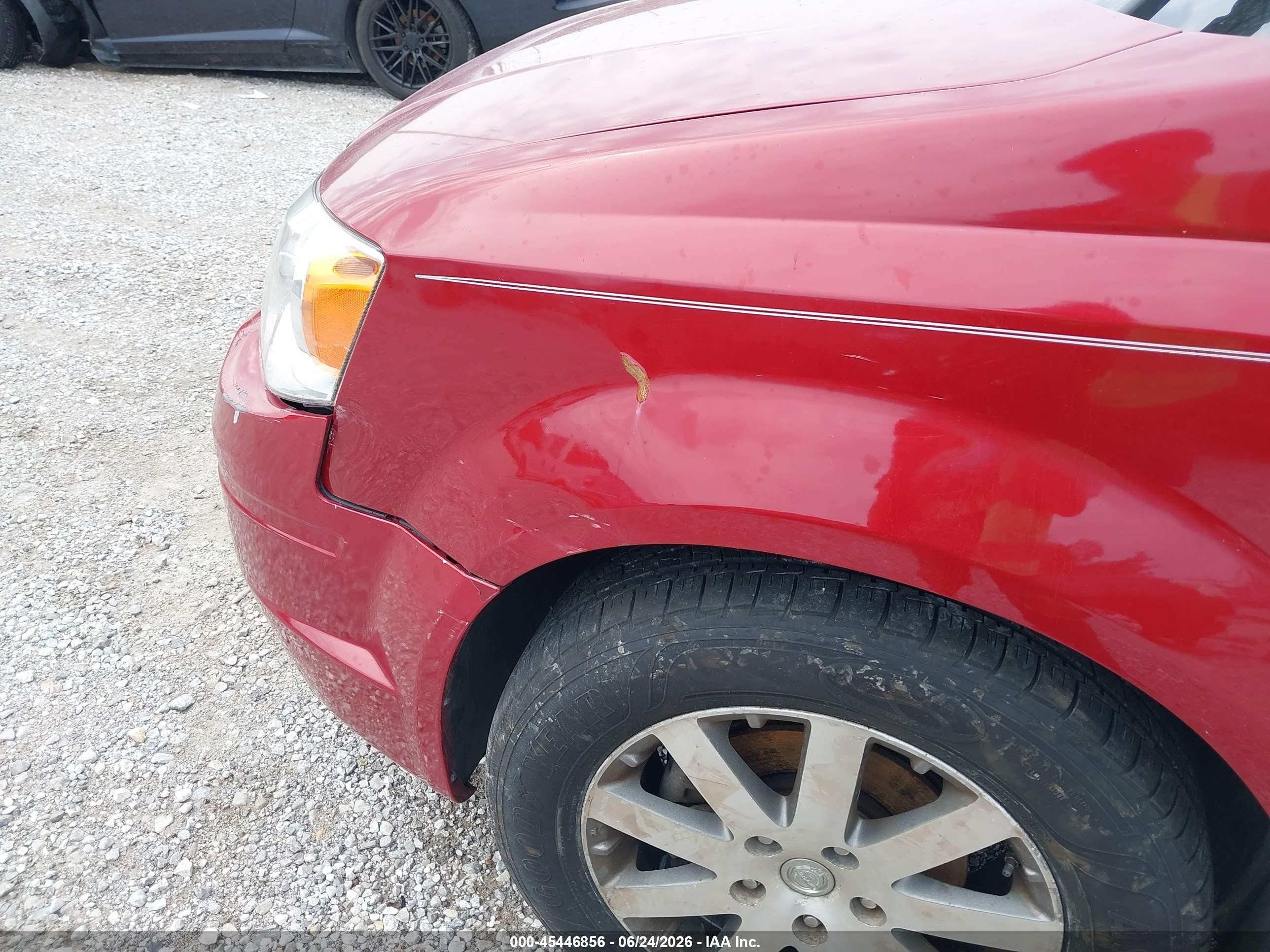 2009 Chrysler Town & Country Touring Red vin: 2A8HR54199R635335