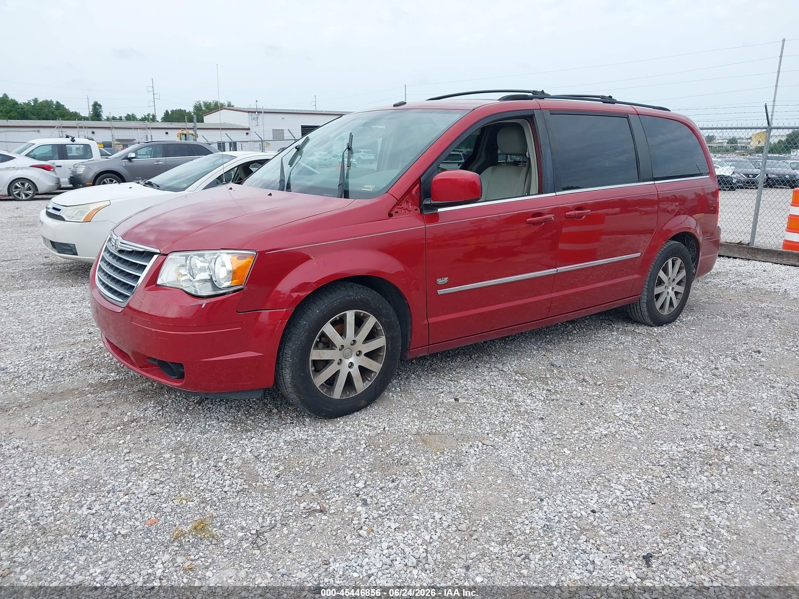 2009 Chrysler Town & Country Touring Red vin: 2A8HR54199R635335