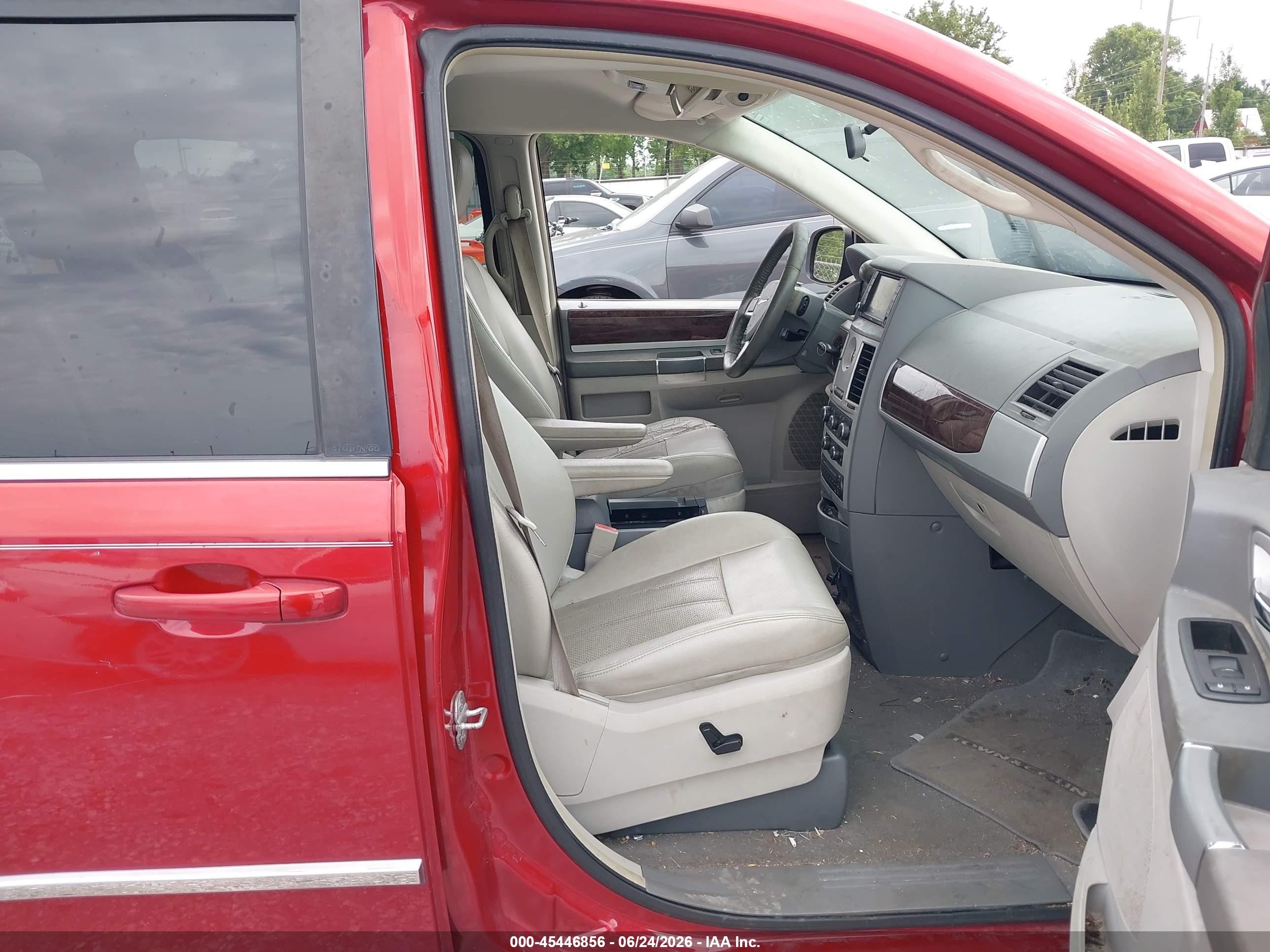 2009 Chrysler Town & Country Touring Red vin: 2A8HR54199R635335