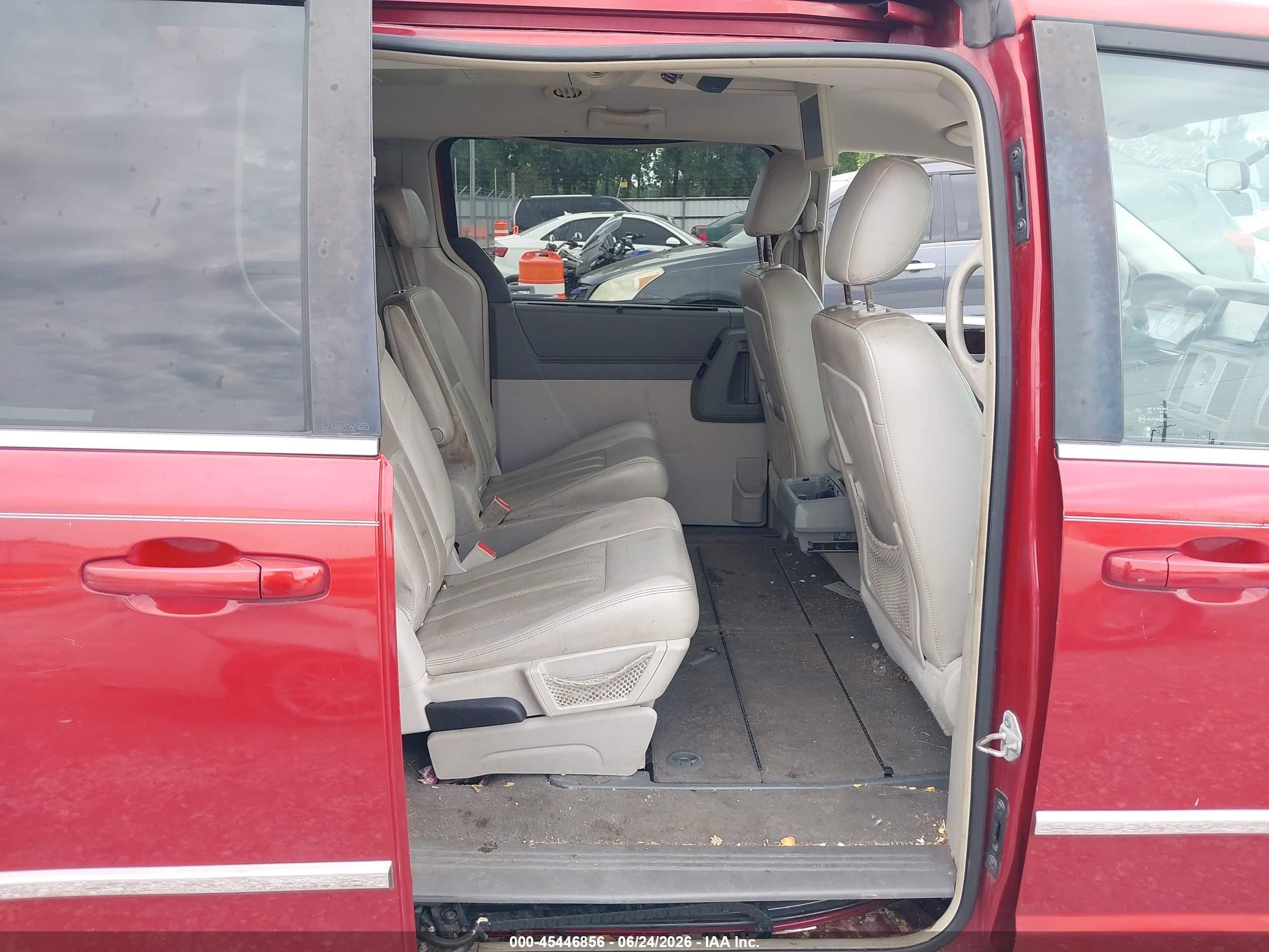 2009 Chrysler Town & Country Touring Red vin: 2A8HR54199R635335