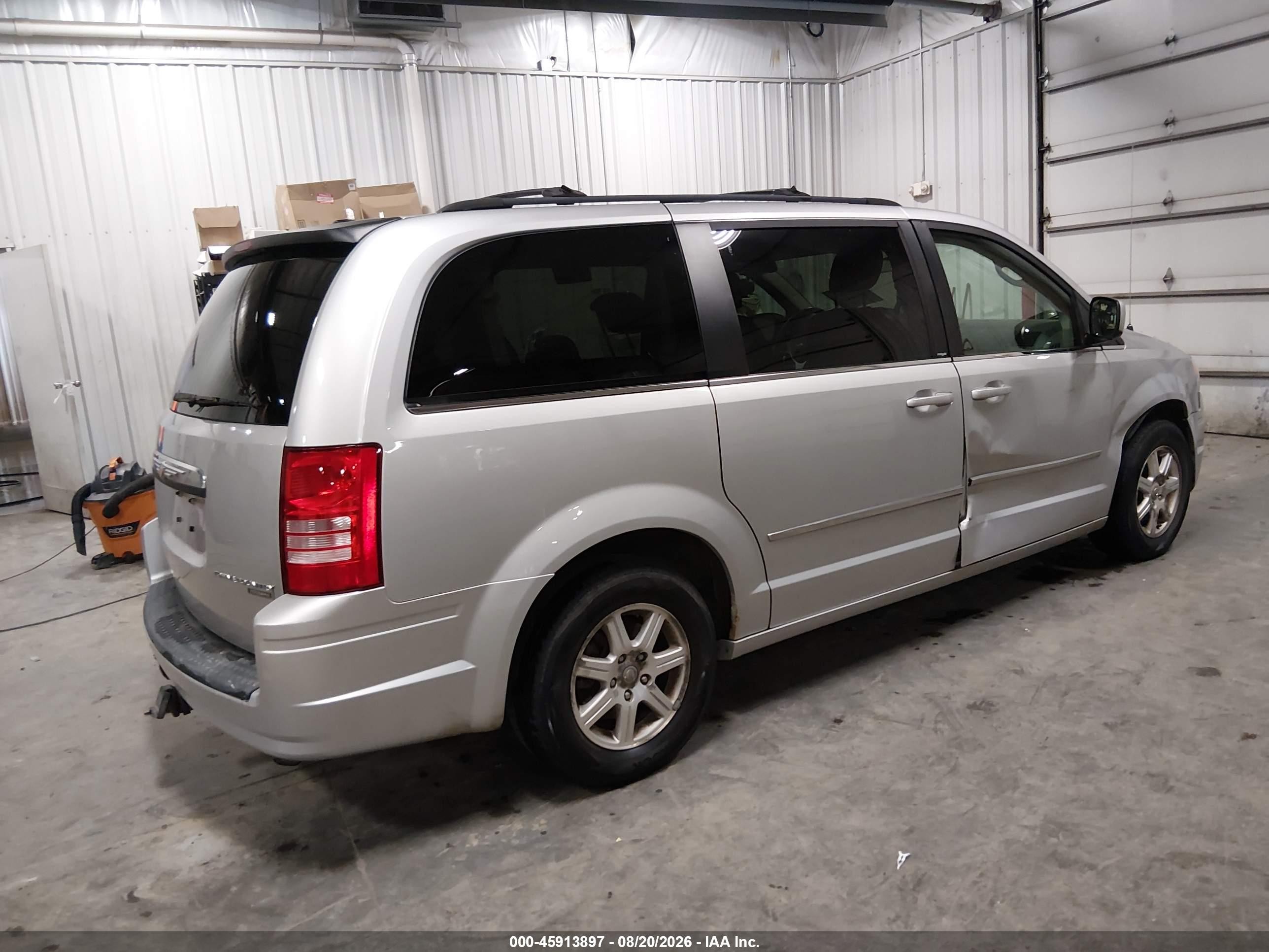 2009 Chrysler Town & Country Touring Silver vin: 2A8HR541X9R529296