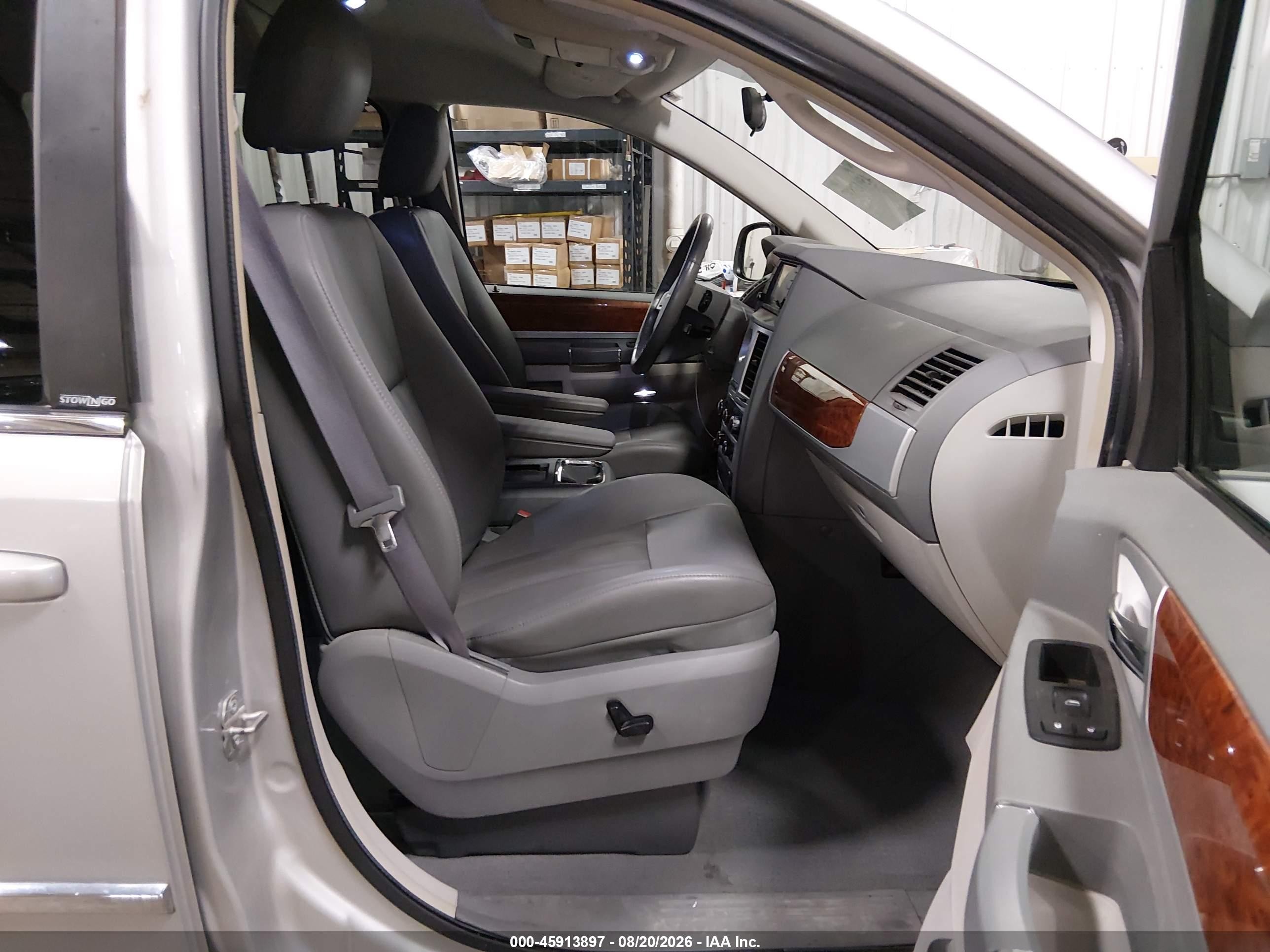 2009 Chrysler Town & Country Touring Silver vin: 2A8HR541X9R529296