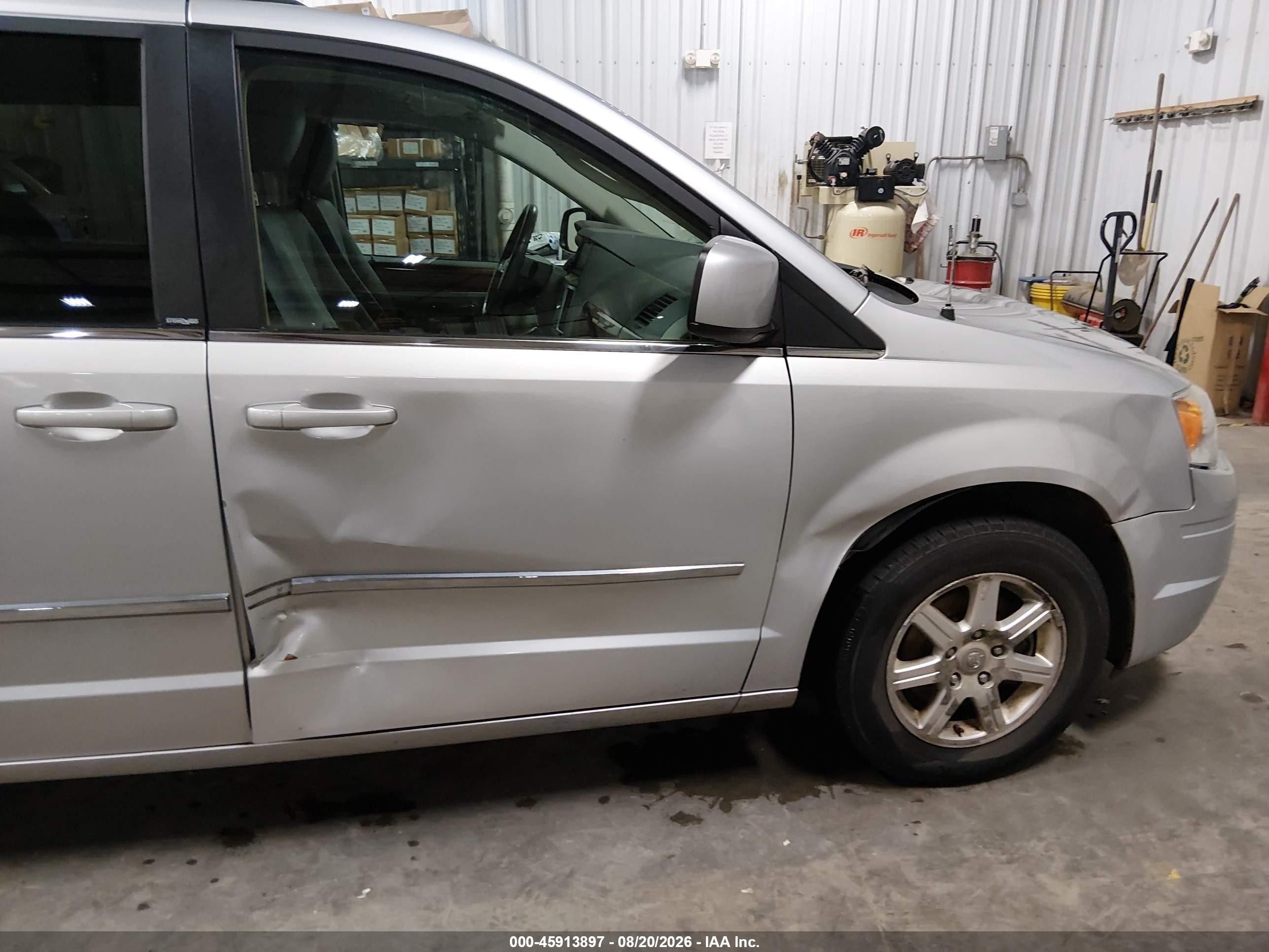 2009 Chrysler Town & Country Touring Silver vin: 2A8HR541X9R529296
