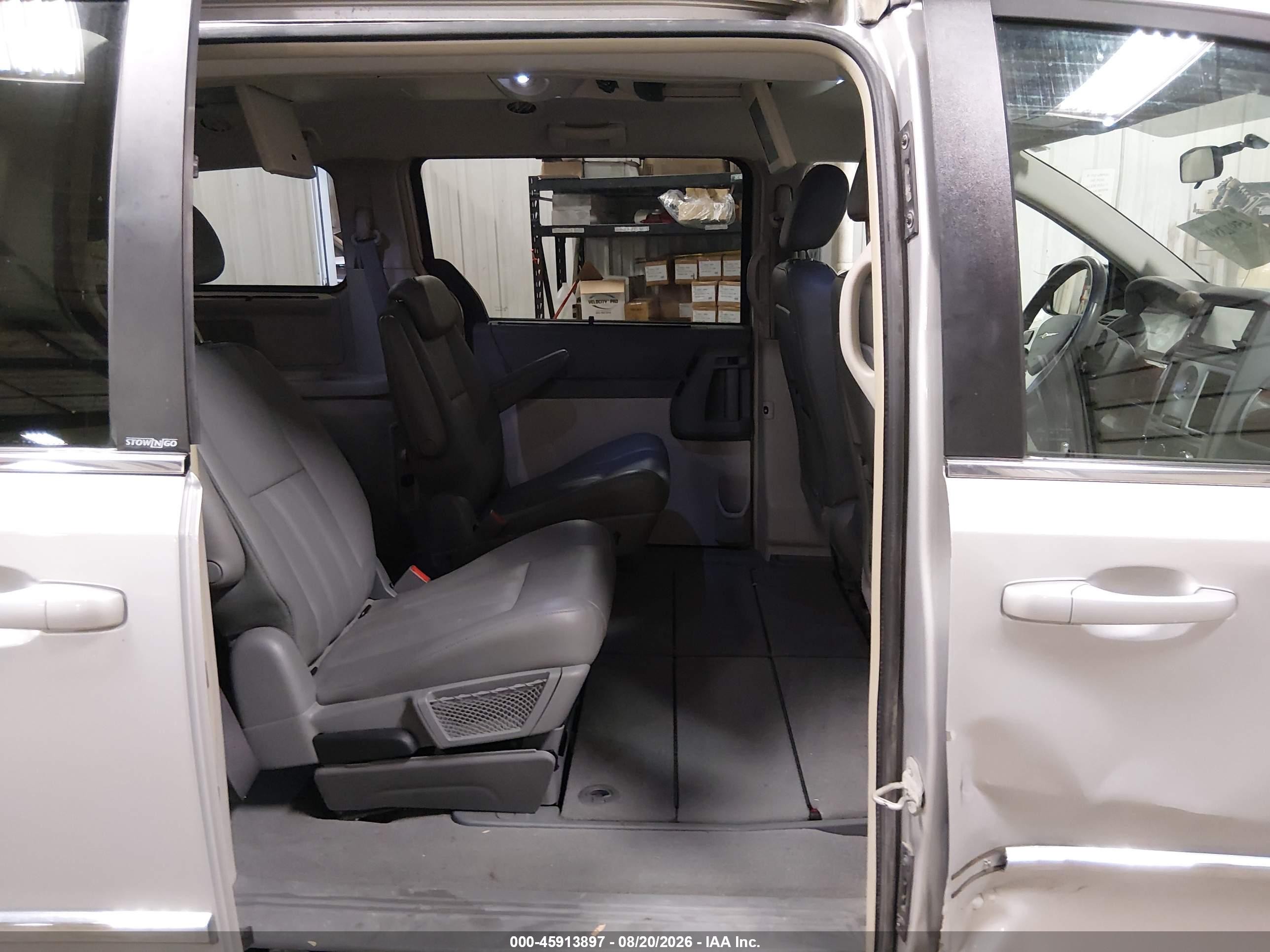 2009 Chrysler Town & Country Touring Silver vin: 2A8HR541X9R529296