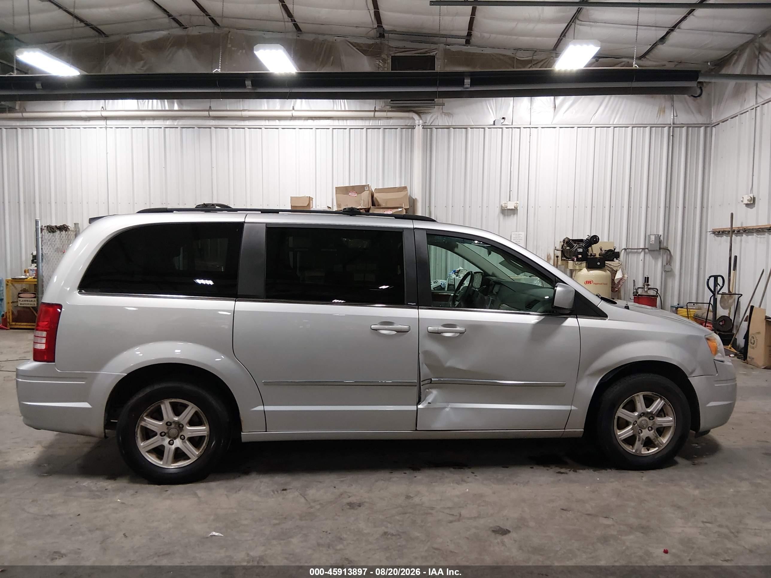 2009 Chrysler Town & Country Touring Silver vin: 2A8HR541X9R529296