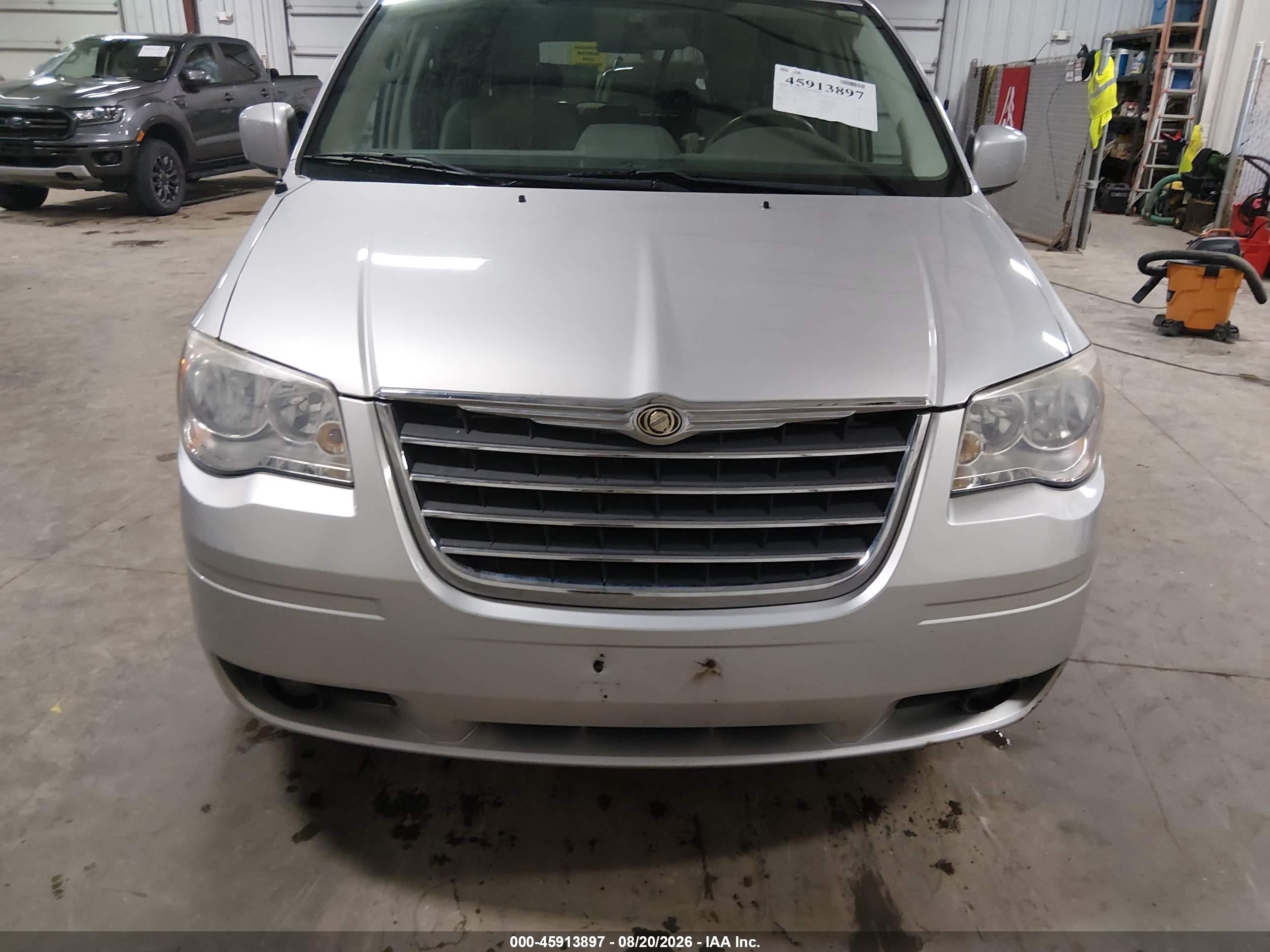 2009 Chrysler Town & Country Touring Silver vin: 2A8HR541X9R529296