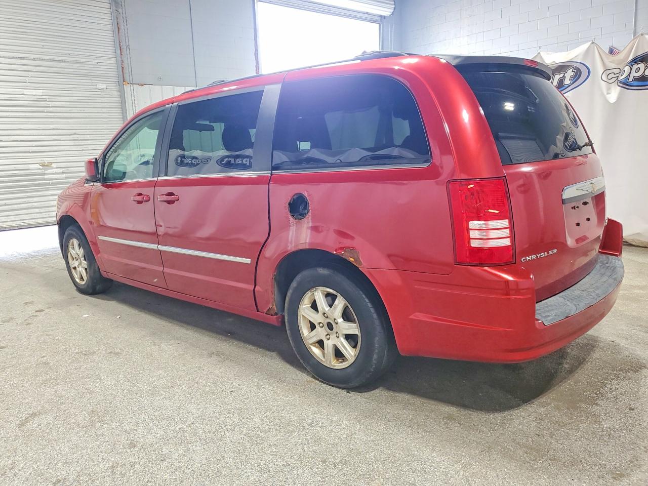 2009 Chrysler Town & Country Touring Red vin: 2A8HR541X9R547779
