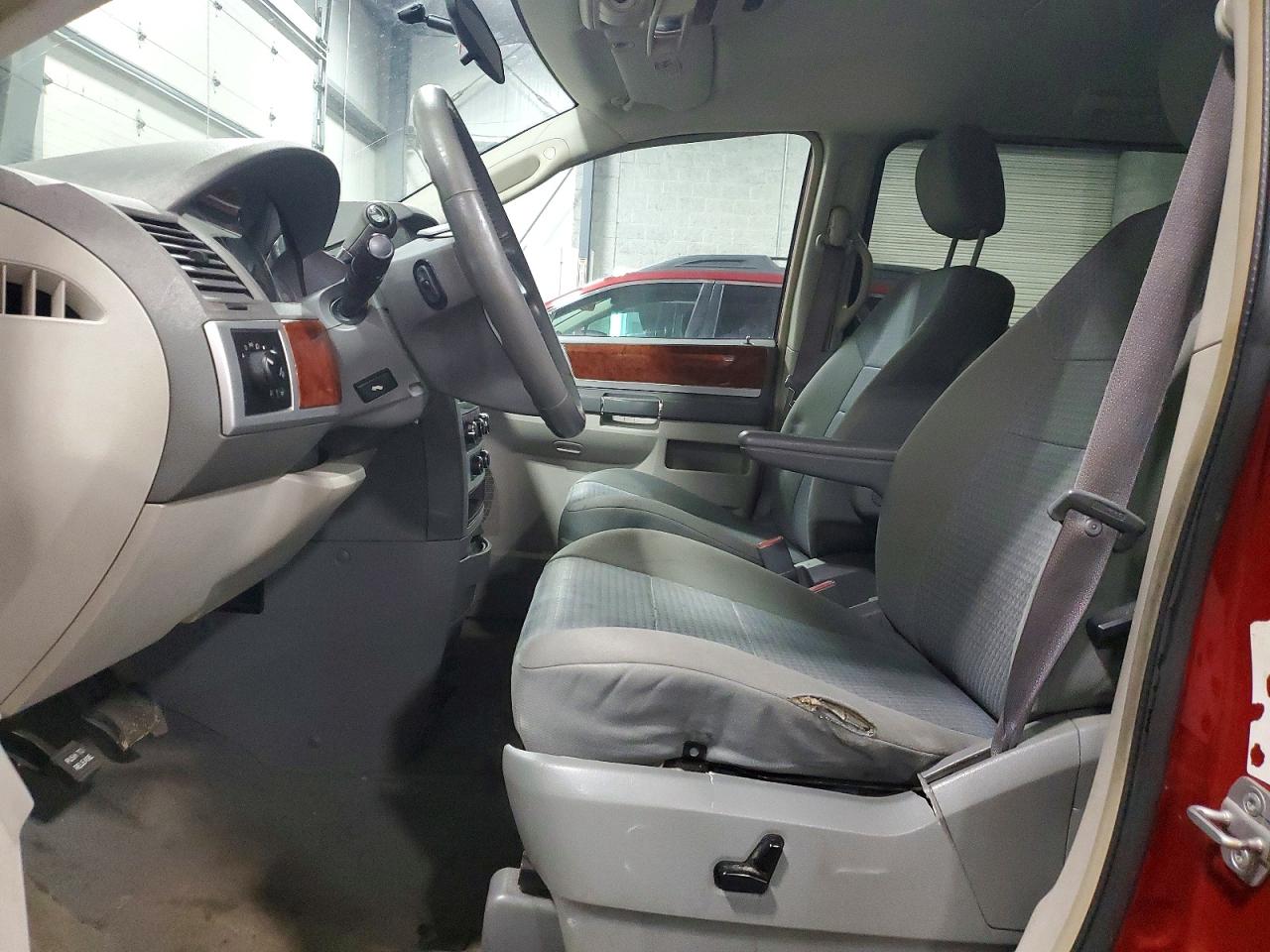 2009 Chrysler Town & Country Touring Red vin: 2A8HR541X9R547779
