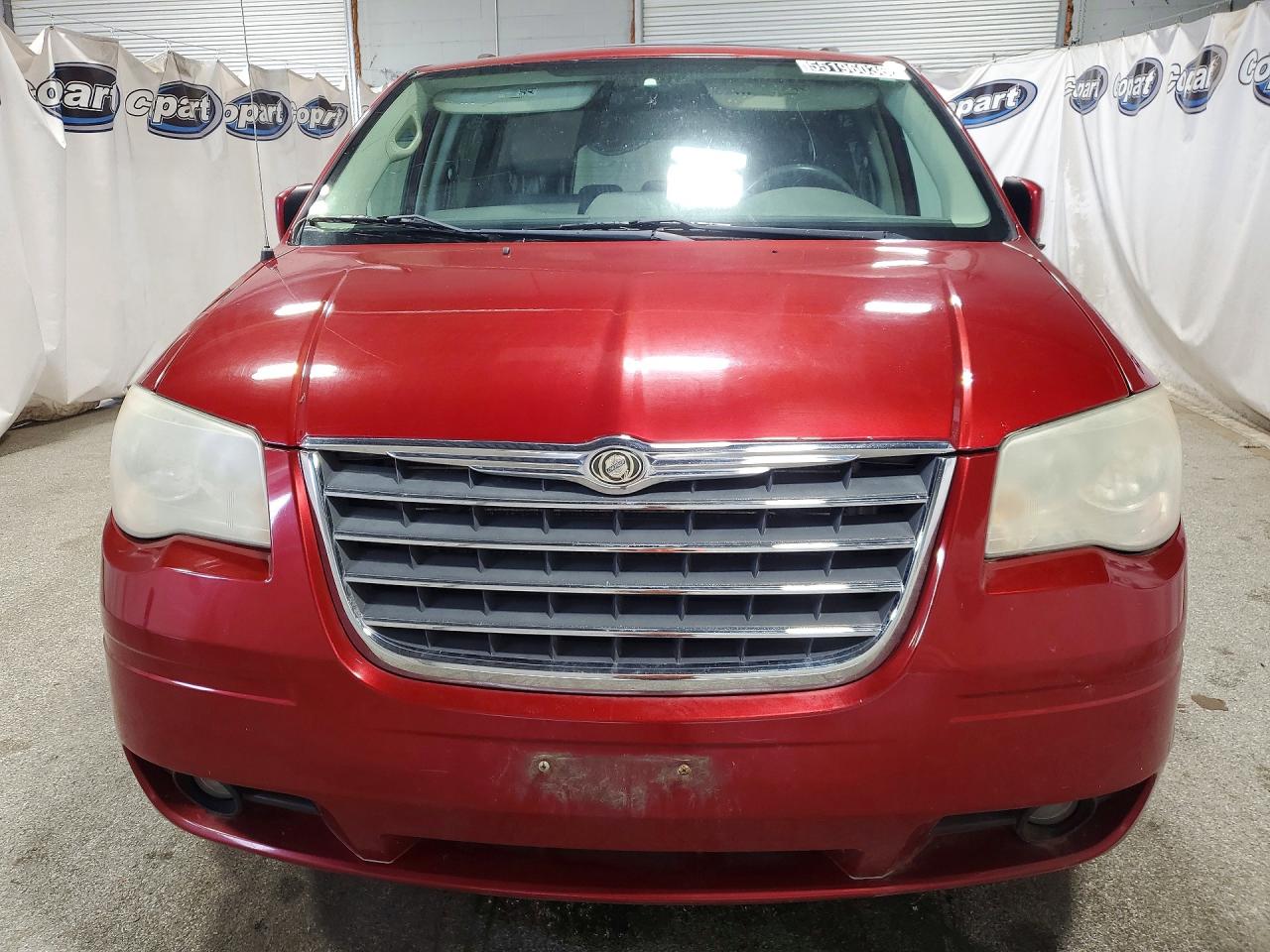 2009 Chrysler Town & Country Touring Red vin: 2A8HR541X9R547779