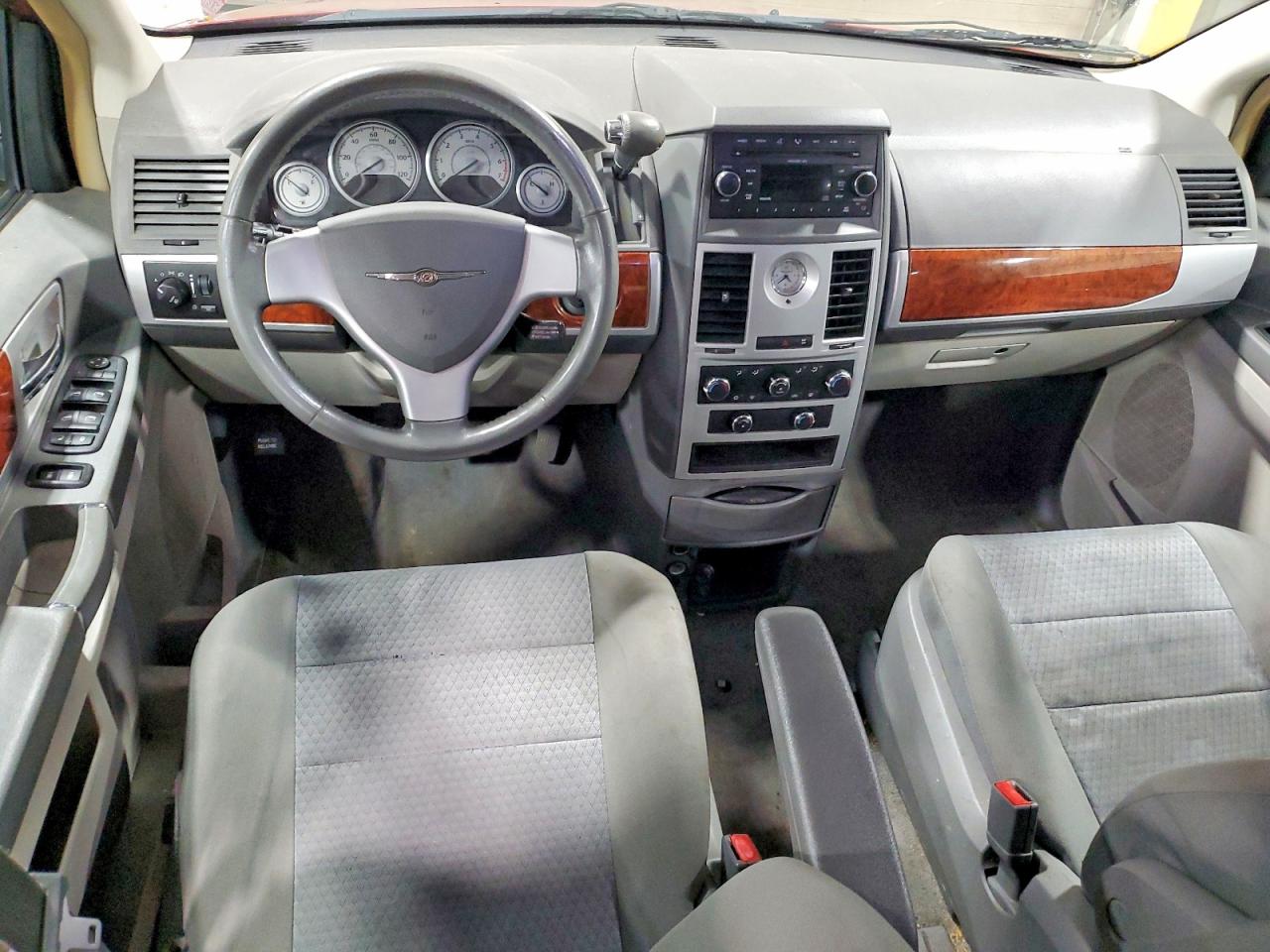 2009 Chrysler Town & Country Touring Red vin: 2A8HR541X9R547779