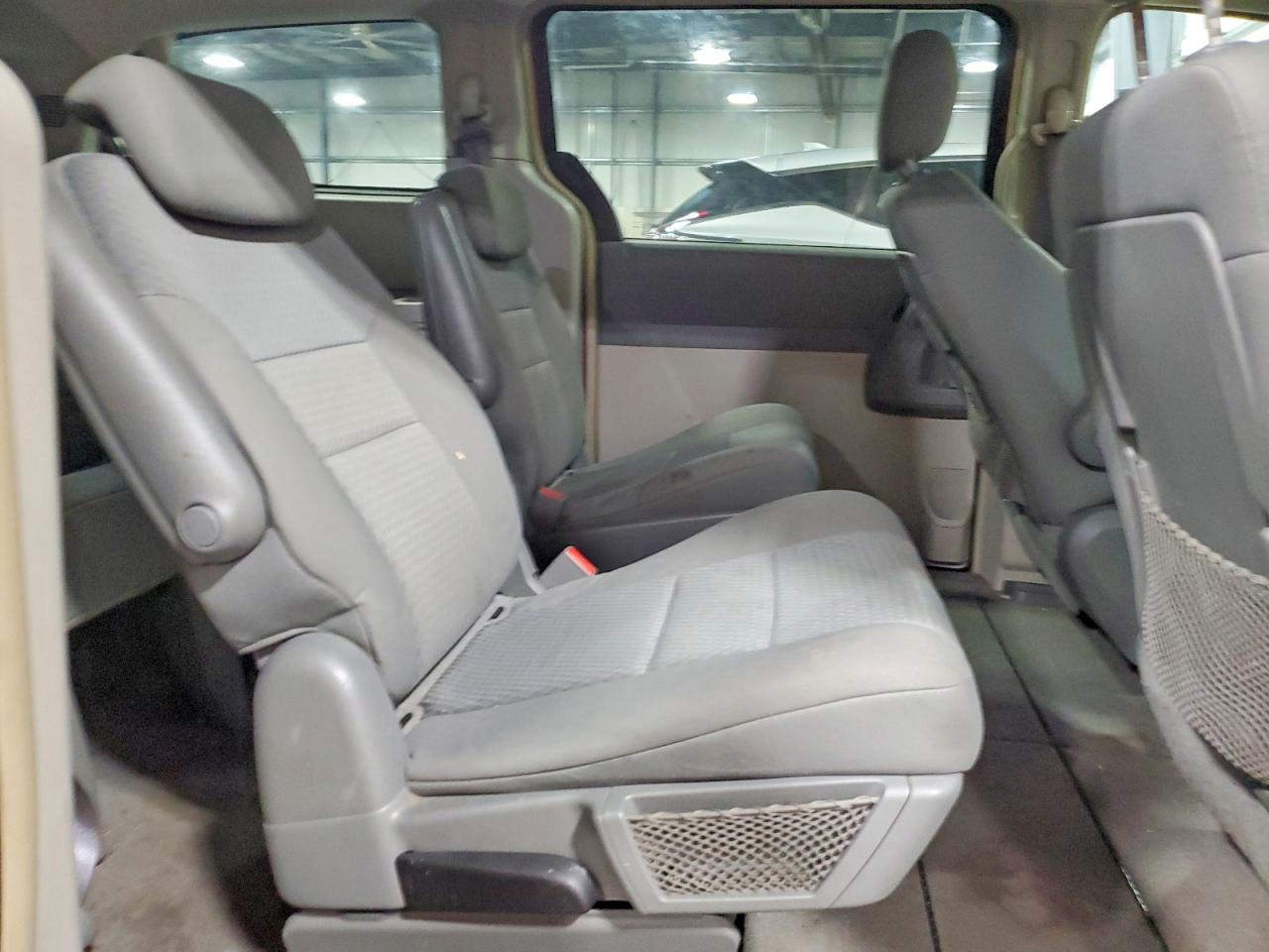 2009 Chrysler Town & Country Touring Red vin: 2A8HR541X9R547779