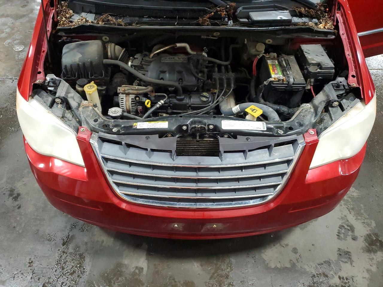 2009 Chrysler Town & Country Touring Red vin: 2A8HR541X9R547779