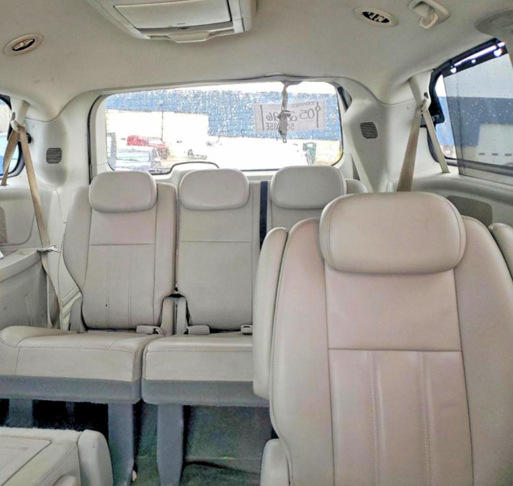 2009 Chrysler Town & Country Touring White vin: 2A8HR541X9R594584