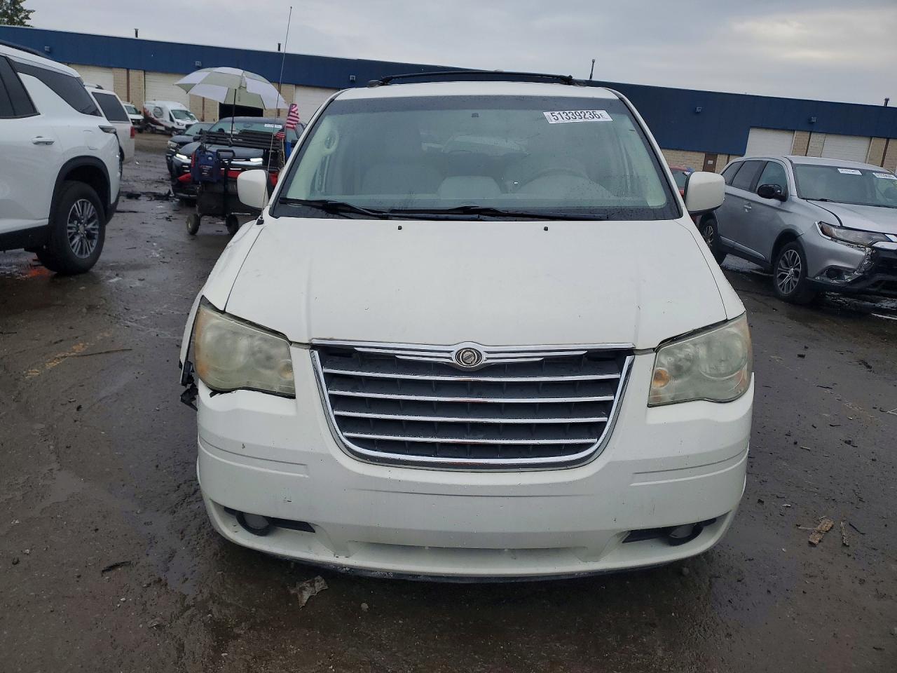 2009 Chrysler Town & Country Touring White vin: 2A8HR541X9R594584