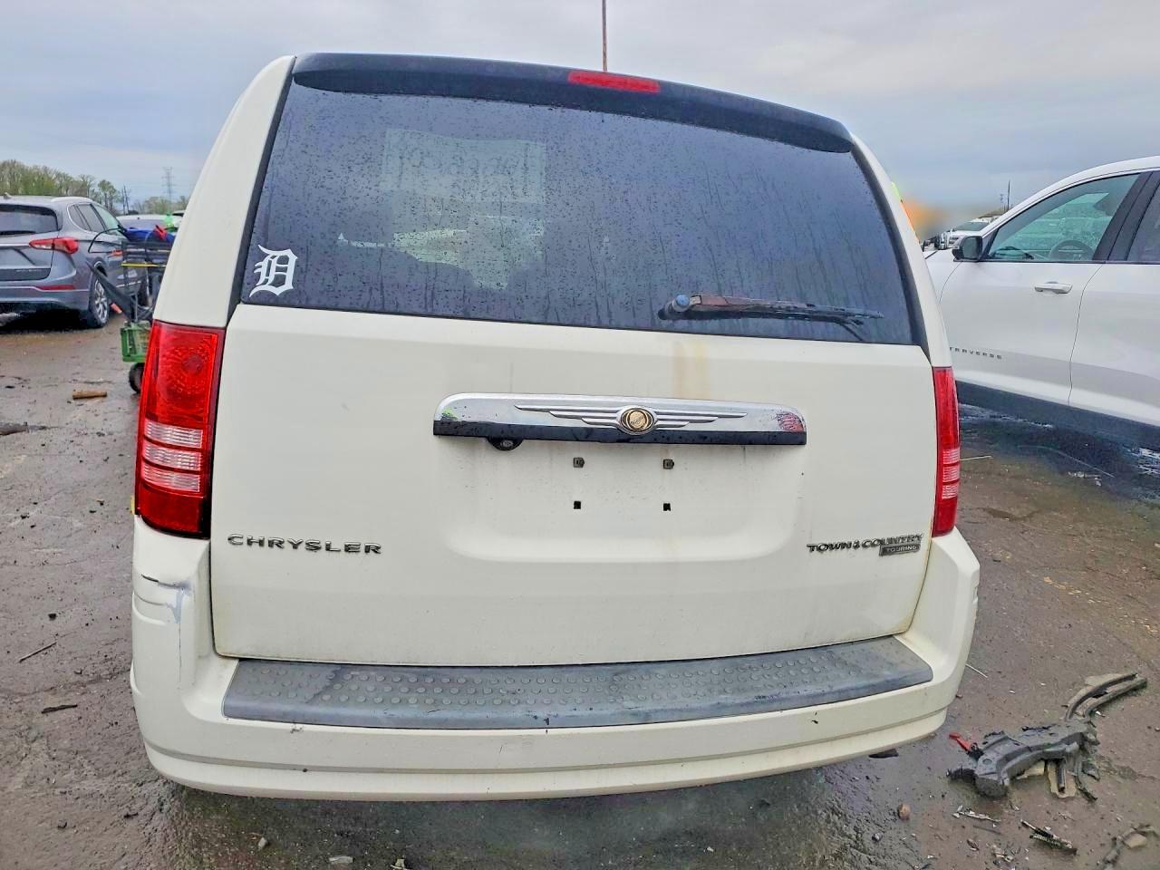 2009 Chrysler Town & Country Touring White vin: 2A8HR541X9R594584