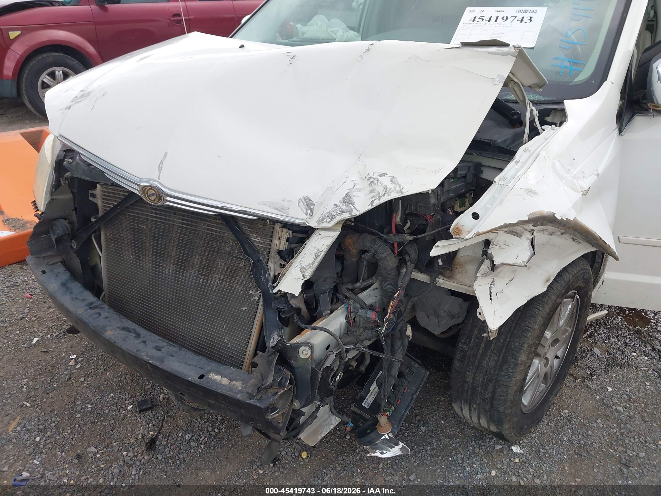 2008 Chrysler Town & Country Touring White vin: 2A8HR54P08R639745