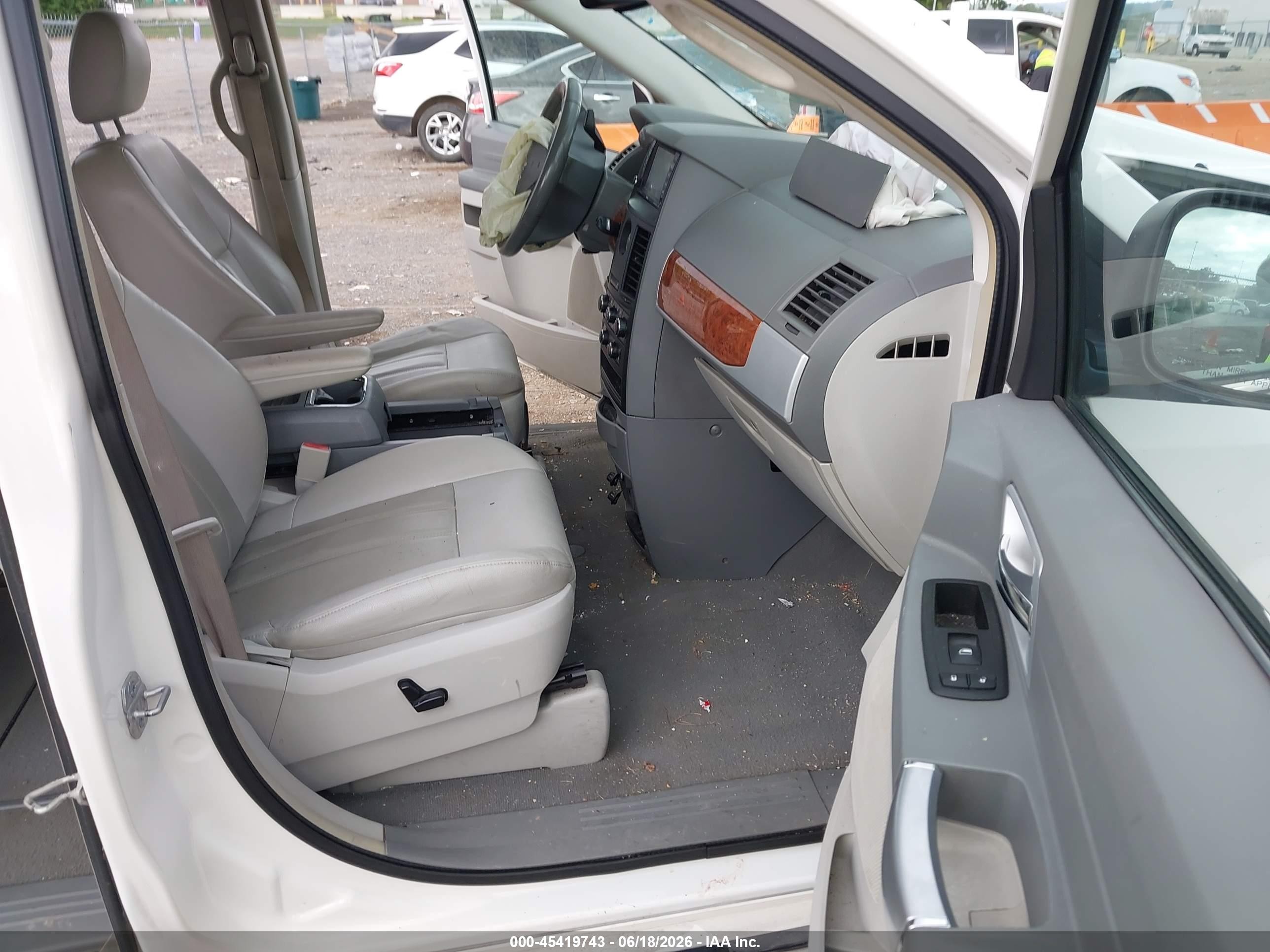 2008 Chrysler Town & Country Touring White vin: 2A8HR54P08R639745