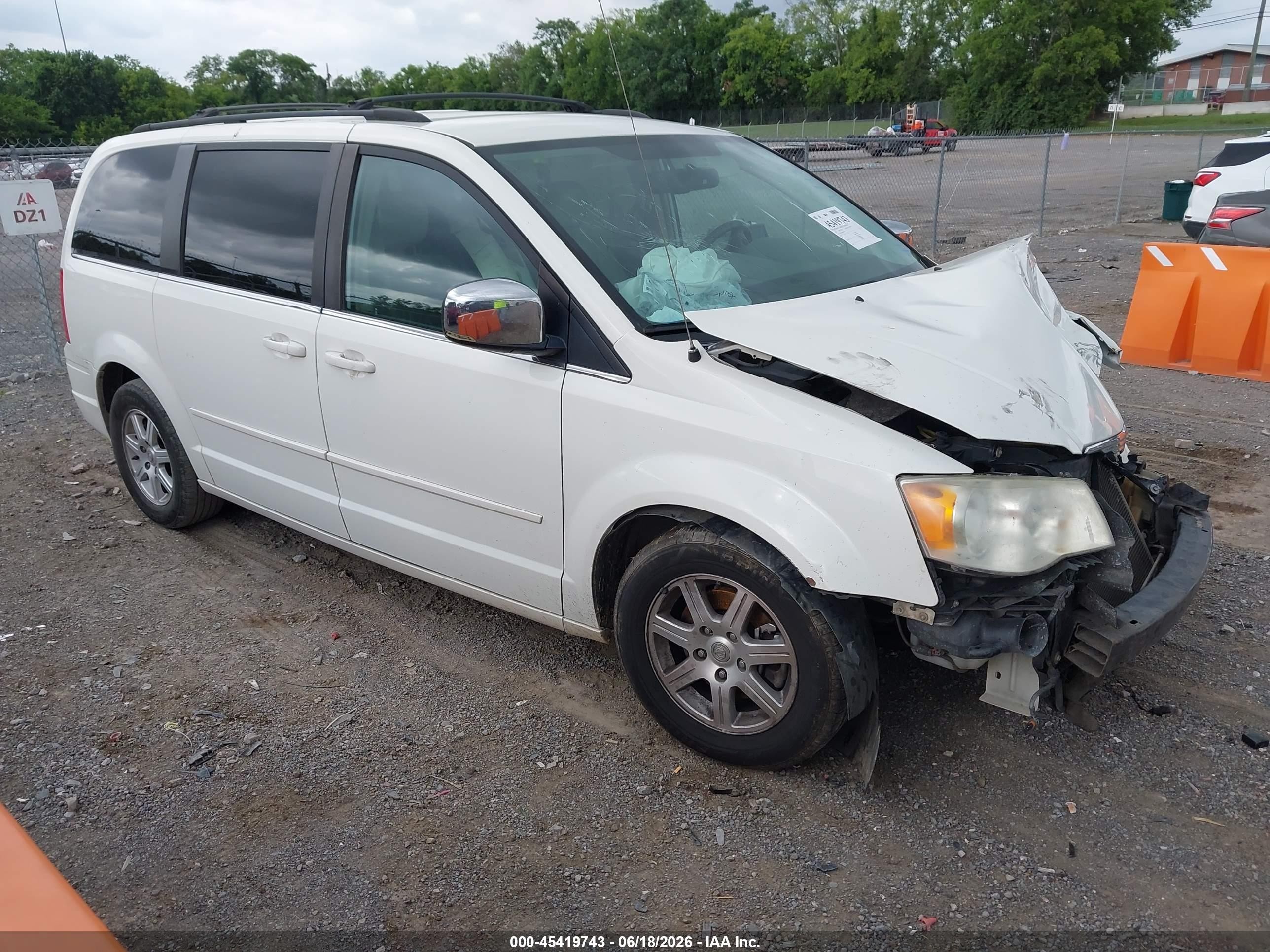 2008 Chrysler Town & Country Touring White vin: 2A8HR54P08R639745