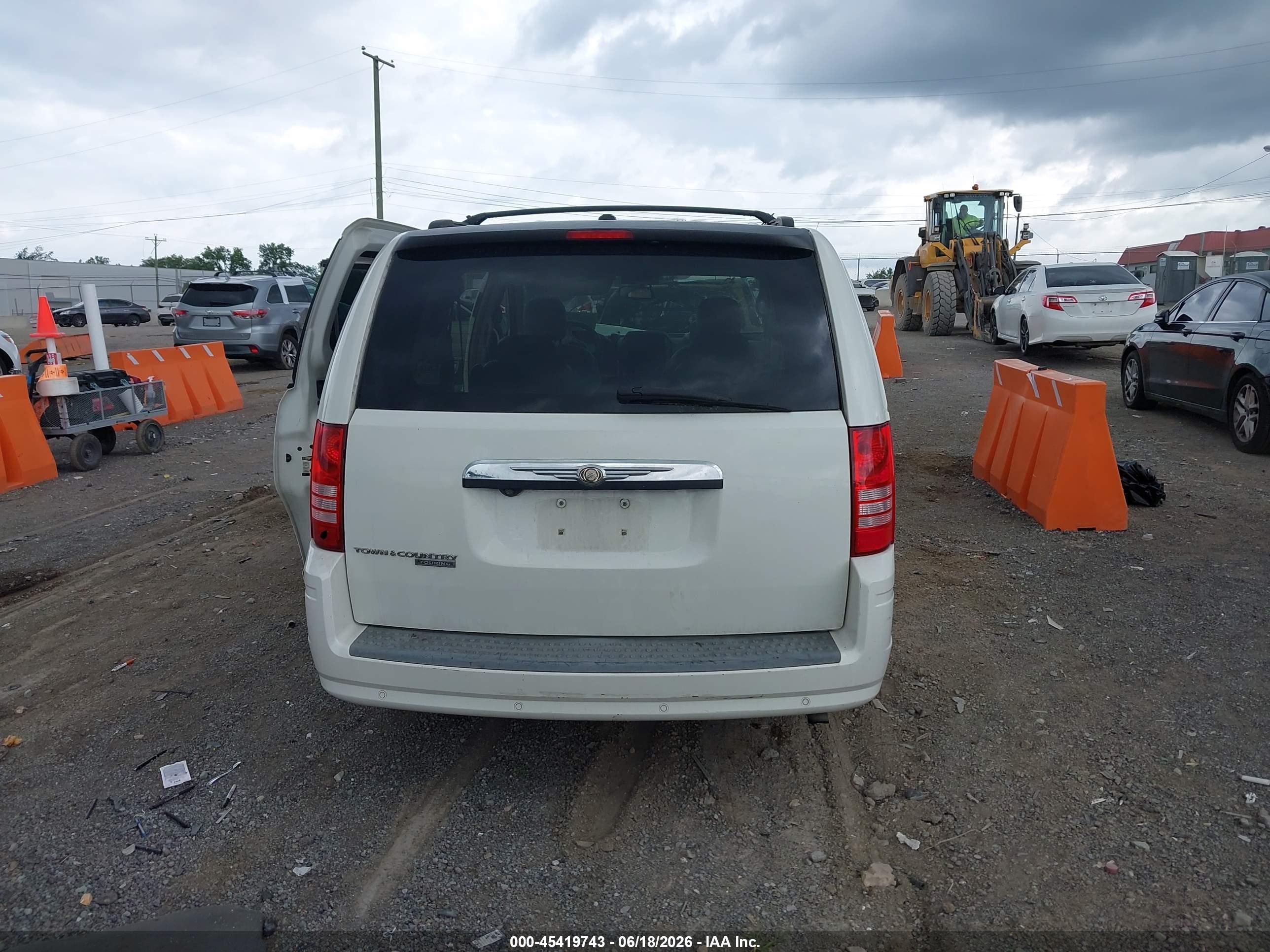 2008 Chrysler Town & Country Touring White vin: 2A8HR54P08R639745