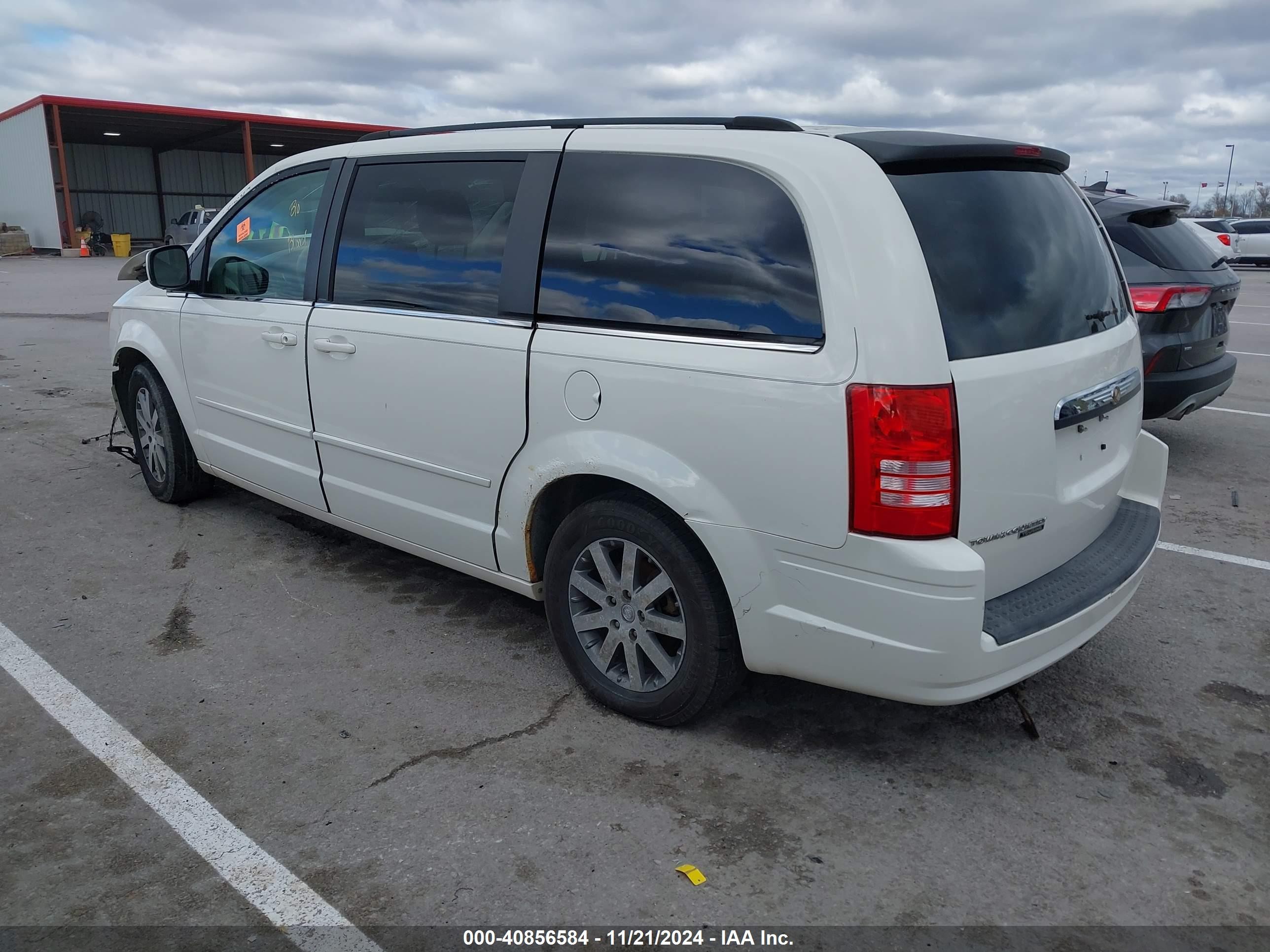 2008 Chrysler Town & Country Touring White vin: 2A8HR54P08R668002