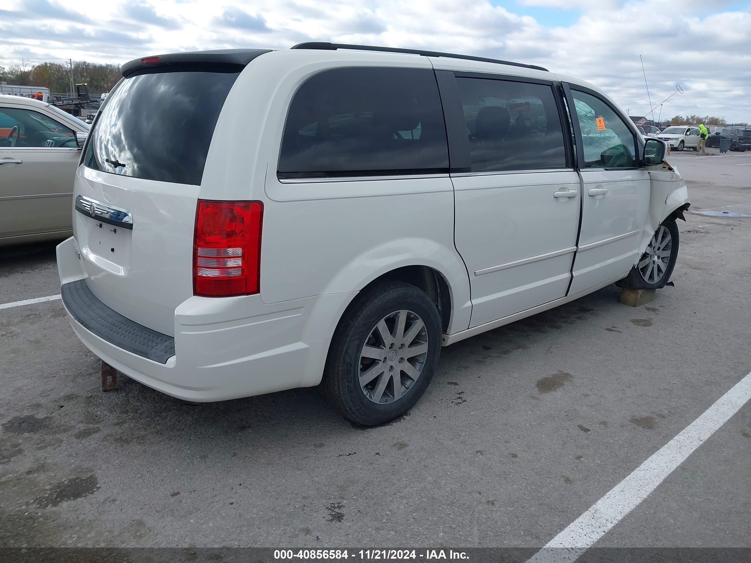 2008 Chrysler Town & Country Touring White vin: 2A8HR54P08R668002
