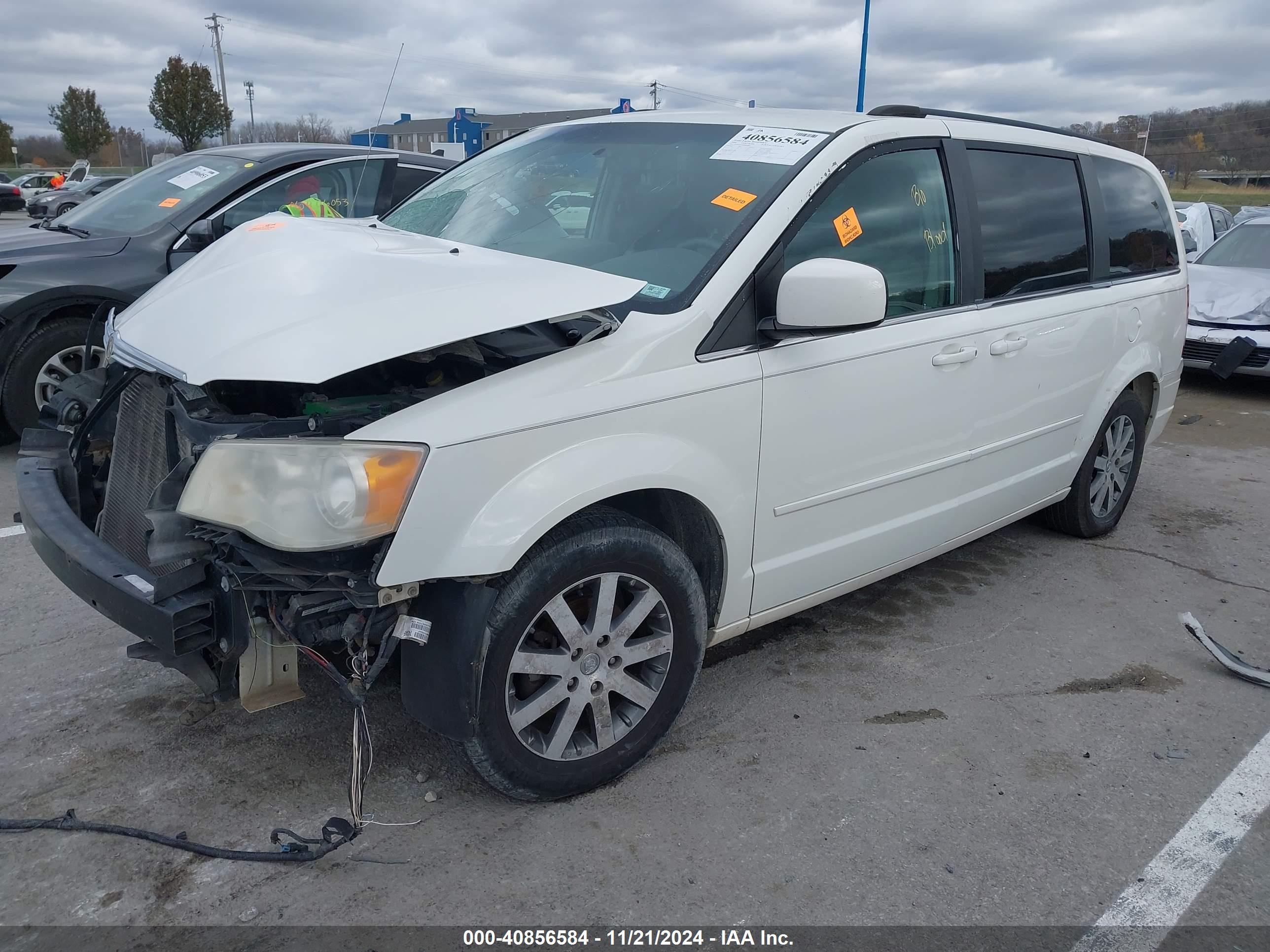 2008 Chrysler Town & Country Touring White vin: 2A8HR54P08R668002