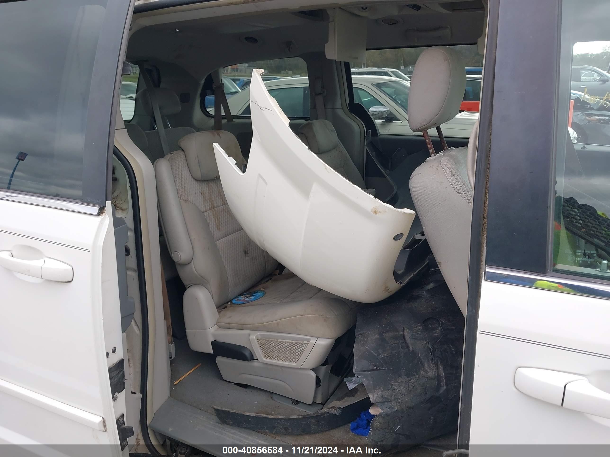 2008 Chrysler Town & Country Touring White vin: 2A8HR54P08R668002
