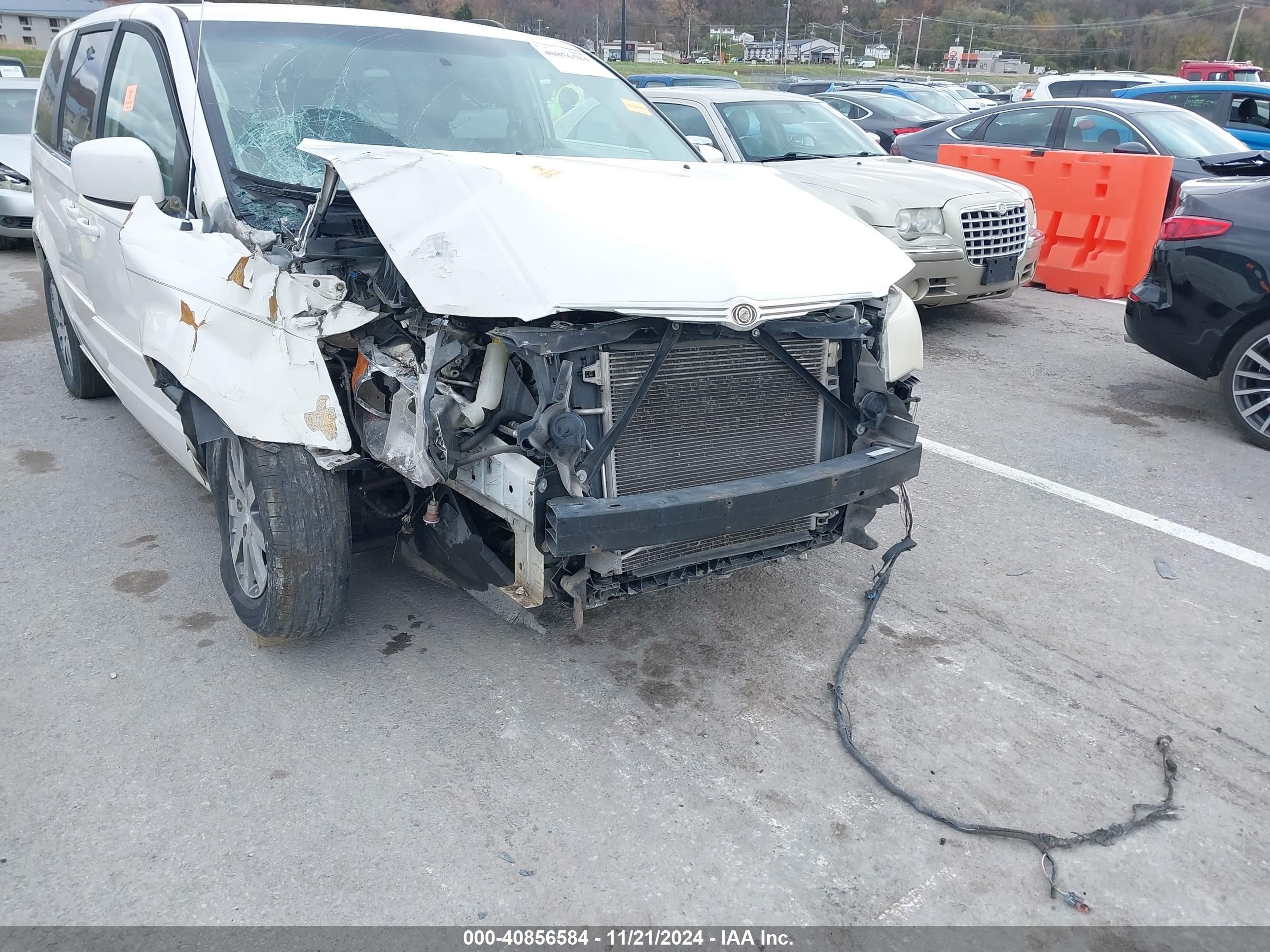 2008 Chrysler Town & Country Touring White vin: 2A8HR54P08R668002