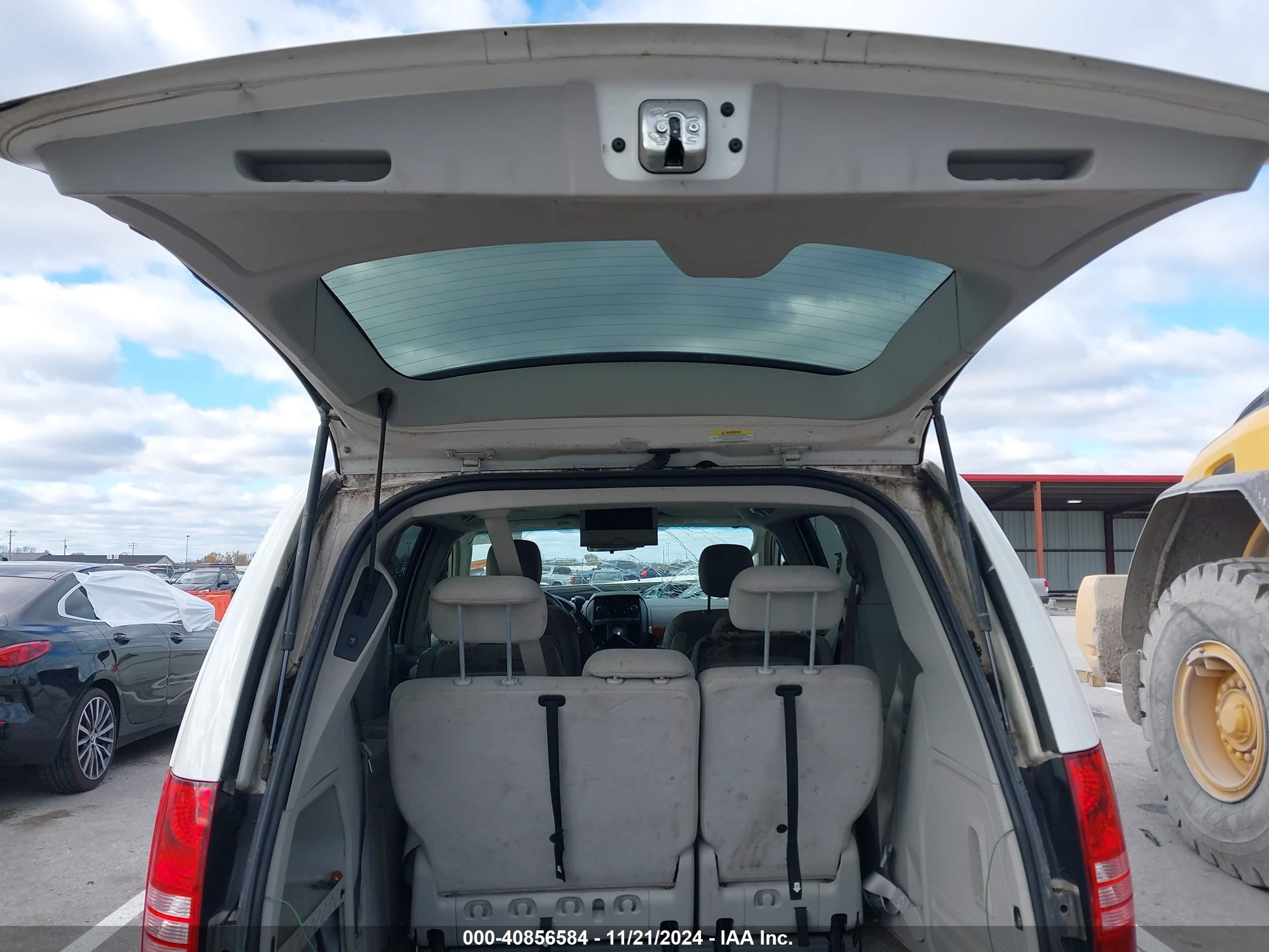 2008 Chrysler Town & Country Touring White vin: 2A8HR54P08R668002