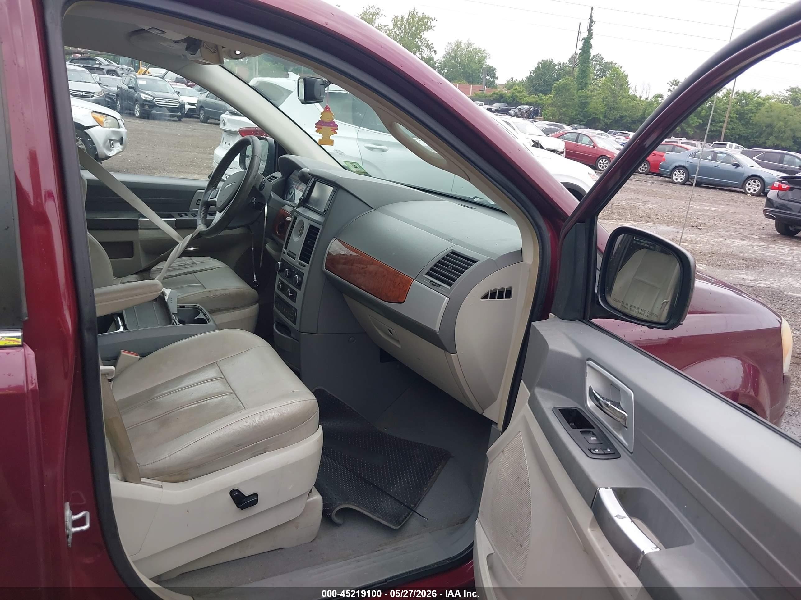 2008 Chrysler Town & Country Touring Maroon vin: 2A8HR54P08R709115