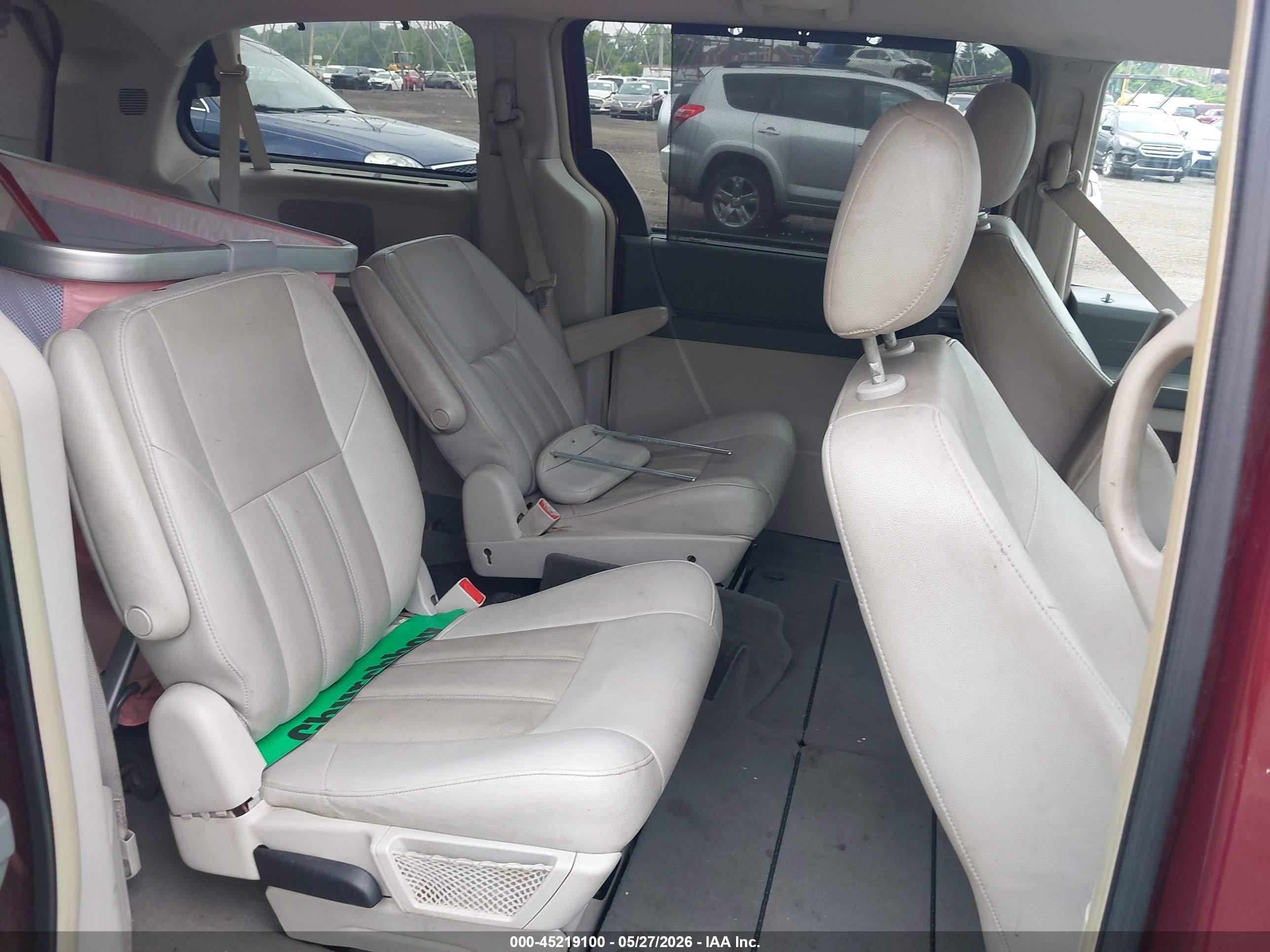 2008 Chrysler Town & Country Touring Maroon vin: 2A8HR54P08R709115