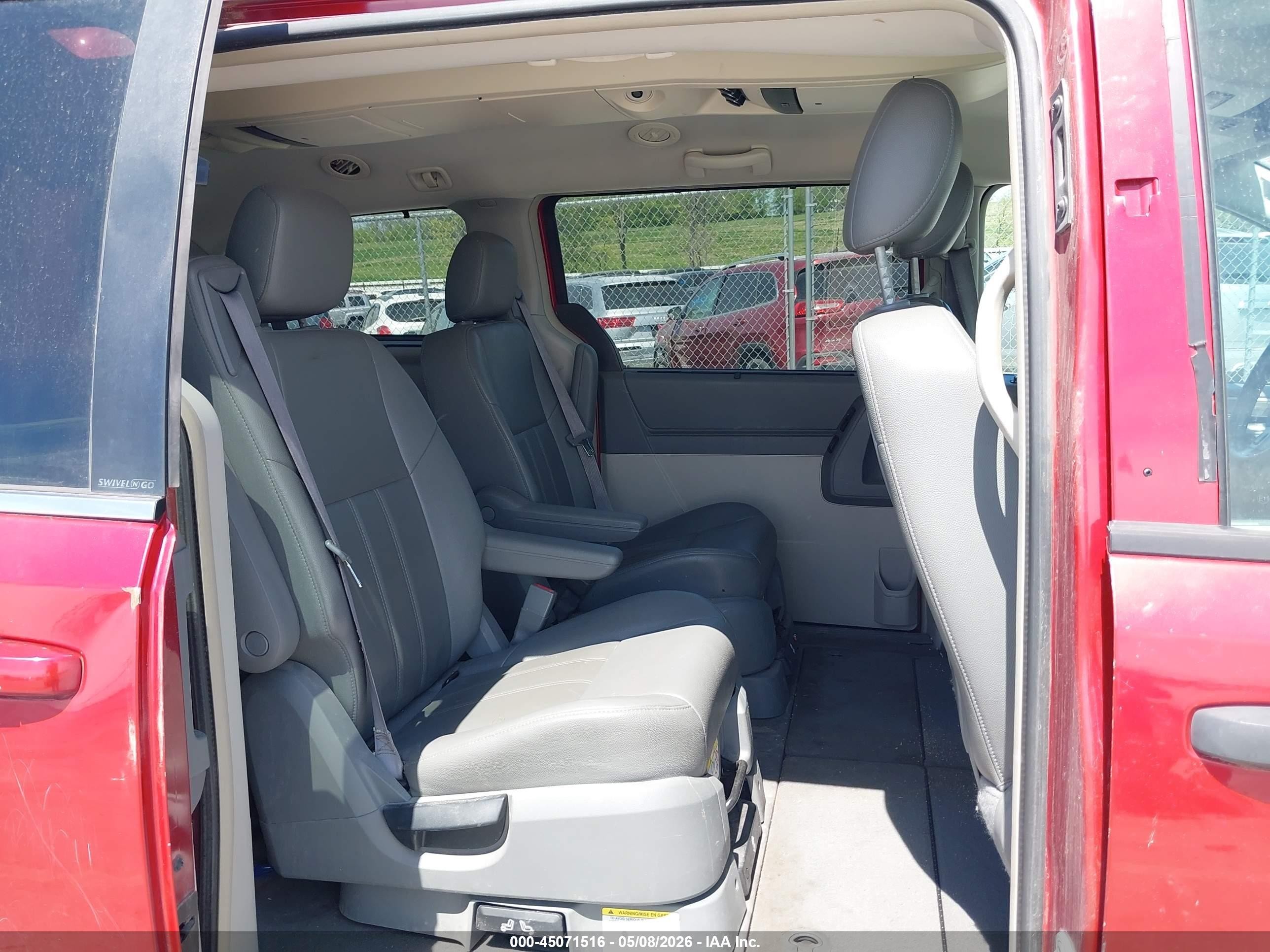 2008 Chrysler Town & Country Touring Red vin: 2A8HR54P18R701167
