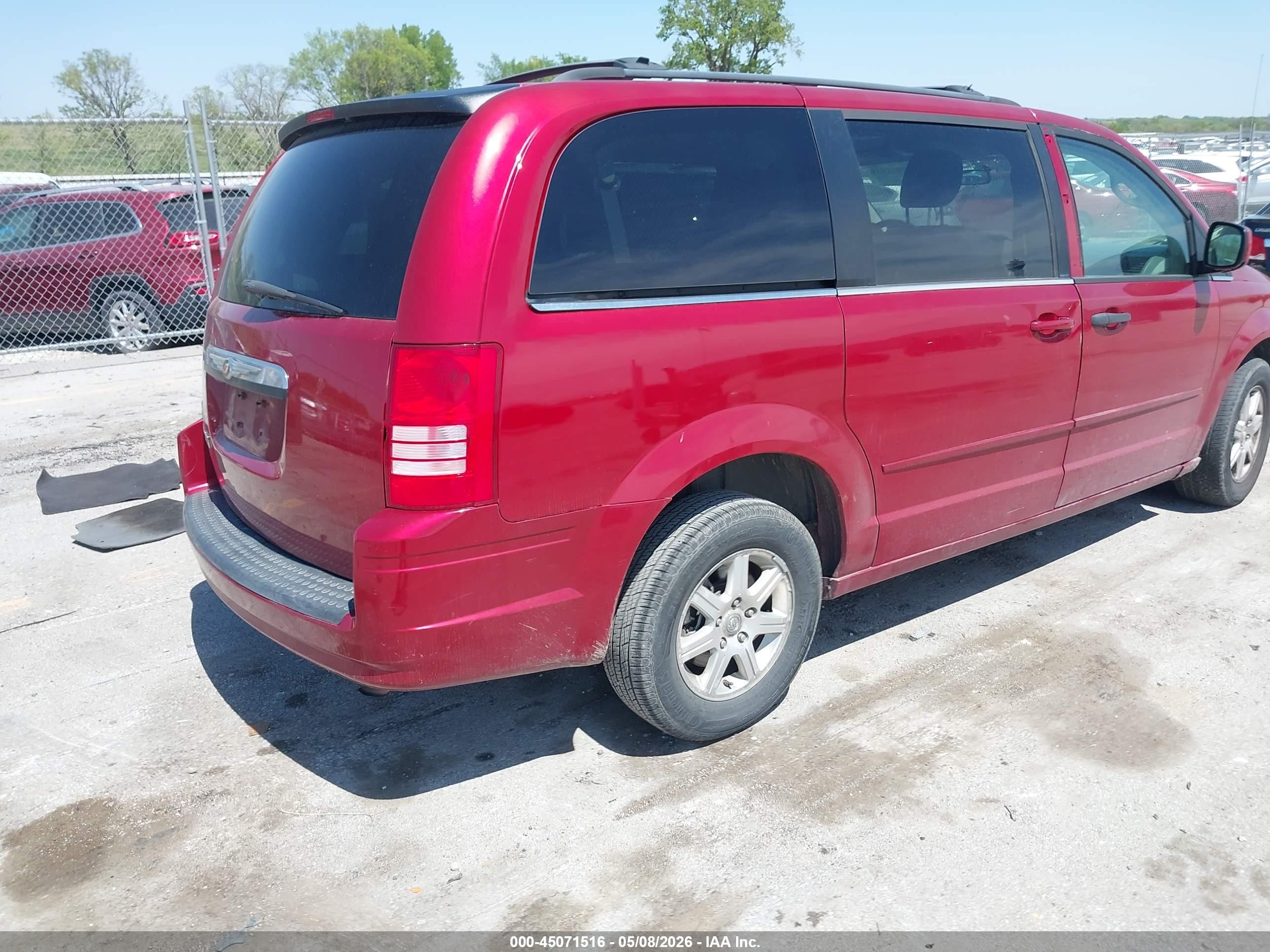 2008 Chrysler Town & Country Touring Red vin: 2A8HR54P18R701167